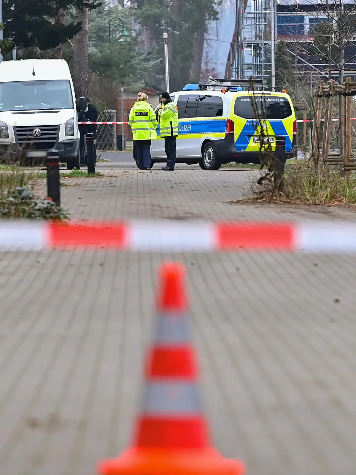 Die Polizei hat eine Straße zu einer Einfamilienhaussiedlung in Senzig, einem Ortsteil der Stadt Königs Wusterhausen im Landkreis Dahme-Spreewald, abgesperrt. Die Polizei hat dort fünf Tote in einem Wohnhaus gefunden. Die Polizei geht von einem Tötungsverbrechen aus, sagte ein Sprecher.