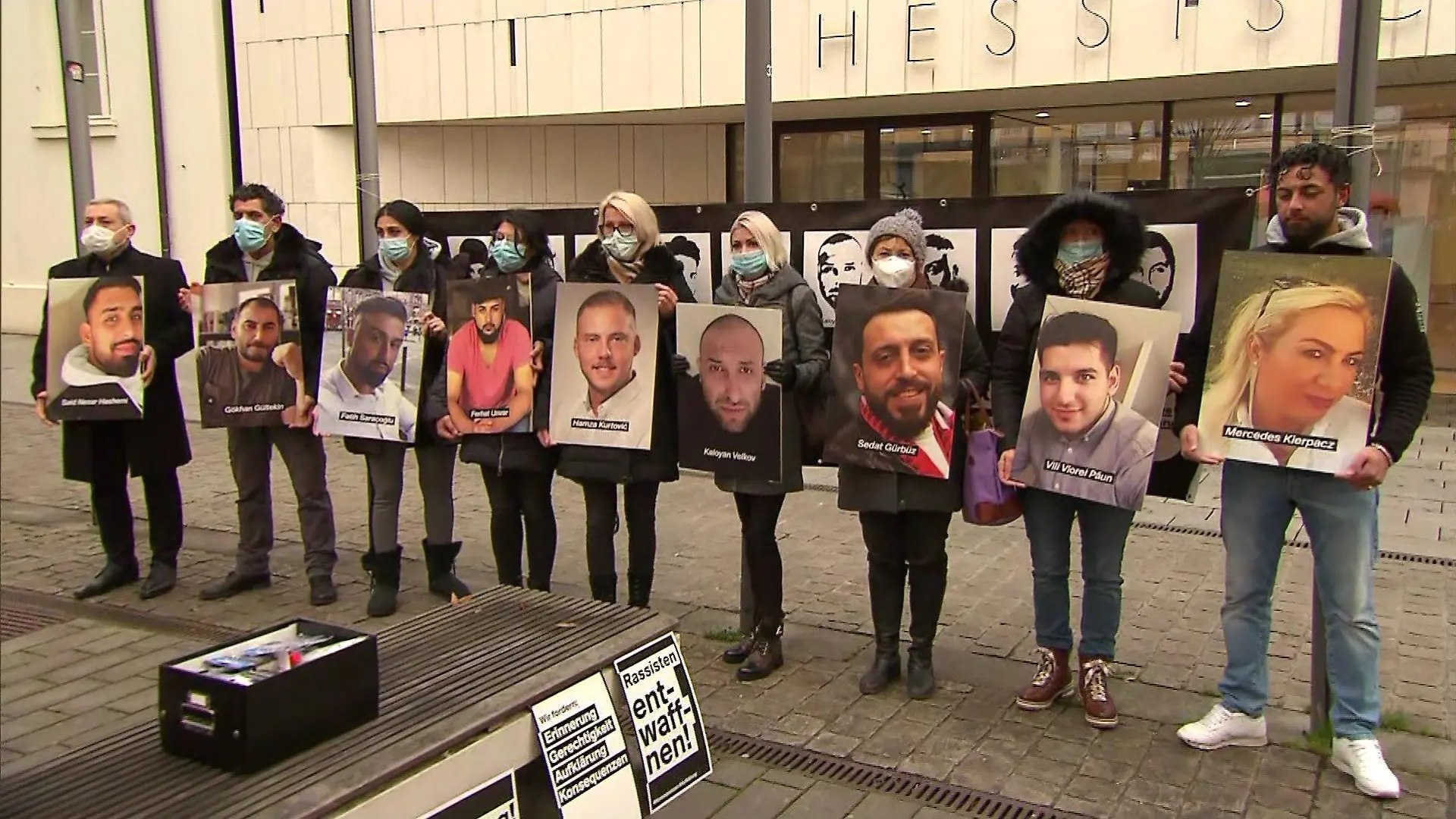 Angehörige des Attentats von Hanau halten Bilder der ermordeten bei Mahnwache hoch