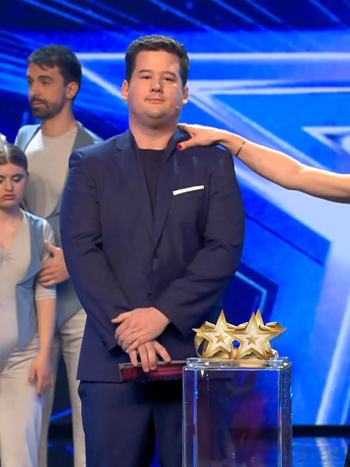 Supertalent-Moderator Chris Tall zeigt sich am Ende der Sendung tief erschüttert vom Tod seines Freundes und Kollegen und findet bewegende Worte für Mirco Nontschew. R.I.P., Mirco! Wir werden dich in guter Erinnerung behalten.