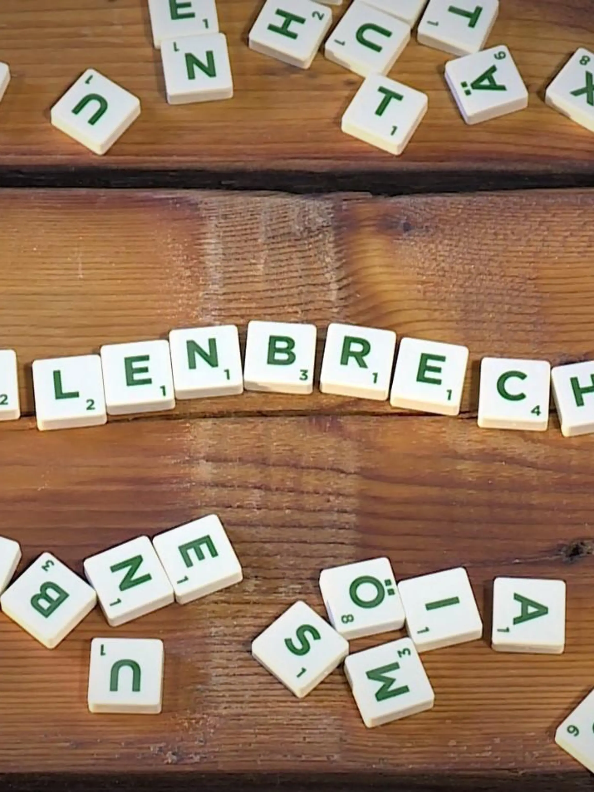 Das Wort des Jahres 2021 ist "Wellenbrecher". Das hat die Gesellschaft für deutsche Sprache (GfdS) in Wiesbaden entschieden. Der aus dem Küstenschutz und Schiffbau bekannte Begriff werde für Maßnahmen benutzt, die zum Schutz der Bevölkerung in der Corona-Pandemie angewendet werden, erklärte die Gesellschaft für deutsche Sprache ihre Entscheidung.