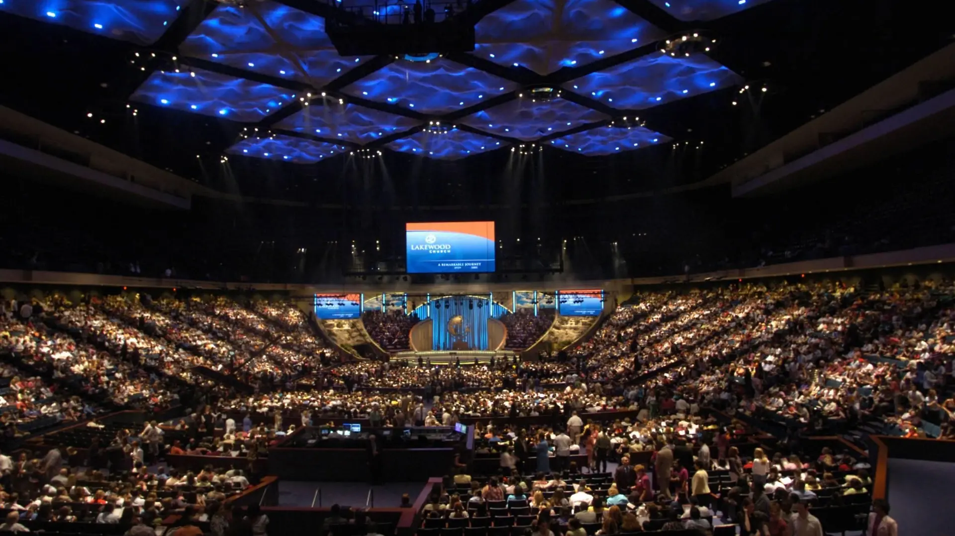 Jul 25, 2005; Houston, TX, USA; Lakewood Church in Houston, TX, has more than 30,000 adult members and has relocated to Houston s Compaq Center, the former venue for the NBA Houston Rockets. Mandatory - ZUMAa27_ 20050725_jac_a27_983 Copyright: xJohnxDavenportx