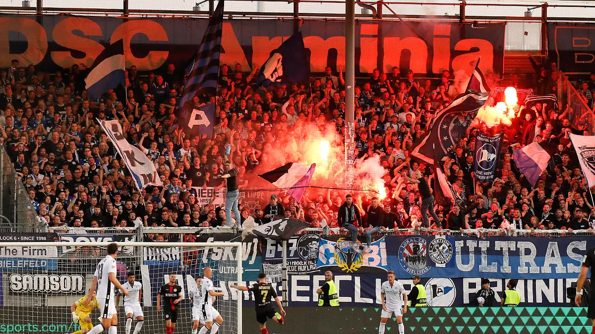 02.06.2023, xavx, Fussball 2.Bundesliga Relegation, SV Wehen Wiesbaden - Arminia Bielefeld emspor, v.l. Zuschauer, Fans, Fahnen, Ultras, Schals, Pyrotechnik, Bengalo bei den Fans von Arminia Bielefeld DFL/DFB REGULATIONS PROHIBIT ANY USE OF PHOTOGRAPHS as IMAGE SEQUENCES and/or QUASI-VIDEO Wiesbaden *** 02 06 2023, xavx, football 2 Bundesliga Relegation, SV Wehen Wiesbaden Arminia Bielefeld emspor, v l spectators, fans, flags, ultras, scarves, pyrotechnics, Bengalo at the fans of Arminia Bielefeld DFL DFB REGULATES PROHIBIT ANY USE OF PHOTOGRAPHS as IMAGE SEQUENCES and or QUASI VIDEO Wiesbaden