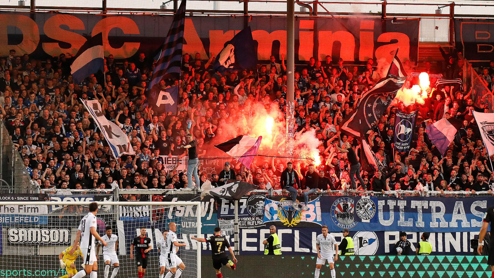 02.06.2023, xavx, Fussball 2.Bundesliga Relegation, SV Wehen Wiesbaden - Arminia Bielefeld emspor, v.l. Zuschauer, Fans, Fahnen, Ultras, Schals, Pyrotechnik, Bengalo bei den Fans von Arminia Bielefeld DFL/DFB REGULATIONS PROHIBIT ANY USE OF PHOTOGRAPHS as IMAGE SEQUENCES and/or QUASI-VIDEO Wiesbaden *** 02 06 2023, xavx, football 2 Bundesliga Relegation, SV Wehen Wiesbaden Arminia Bielefeld emspor, v l spectators, fans, flags, ultras, scarves, pyrotechnics, Bengalo at the fans of Arminia Bielefeld DFL DFB REGULATES PROHIBIT ANY USE OF PHOTOGRAPHS as IMAGE SEQUENCES and or QUASI VIDEO Wiesbaden