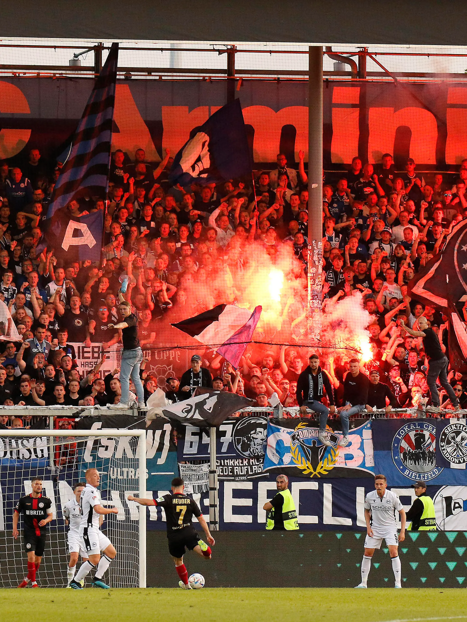 02.06.2023, xavx, Fussball 2.Bundesliga Relegation, SV Wehen Wiesbaden - Arminia Bielefeld emspor, v.l. Zuschauer, Fans, Fahnen, Ultras, Schals, Pyrotechnik, Bengalo bei den Fans von Arminia Bielefeld DFL/DFB REGULATIONS PROHIBIT ANY USE OF PHOTOGRAPHS as IMAGE SEQUENCES and/or QUASI-VIDEO Wiesbaden *** 02 06 2023, xavx, football 2 Bundesliga Relegation, SV Wehen Wiesbaden Arminia Bielefeld emspor, v l spectators, fans, flags, ultras, scarves, pyrotechnics, Bengalo at the fans of Arminia Bielefeld DFL DFB REGULATES PROHIBIT ANY USE OF PHOTOGRAPHS as IMAGE SEQUENCES and or QUASI VIDEO Wiesbaden