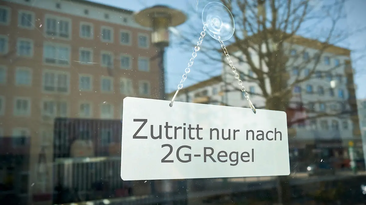                                Sign with the inscription Zutritt nur nach 2G-Regel (Access only according to 2G rule). 2G means access and entry only with a valid full corona virus Covid 19 vaccination or proof of recovery