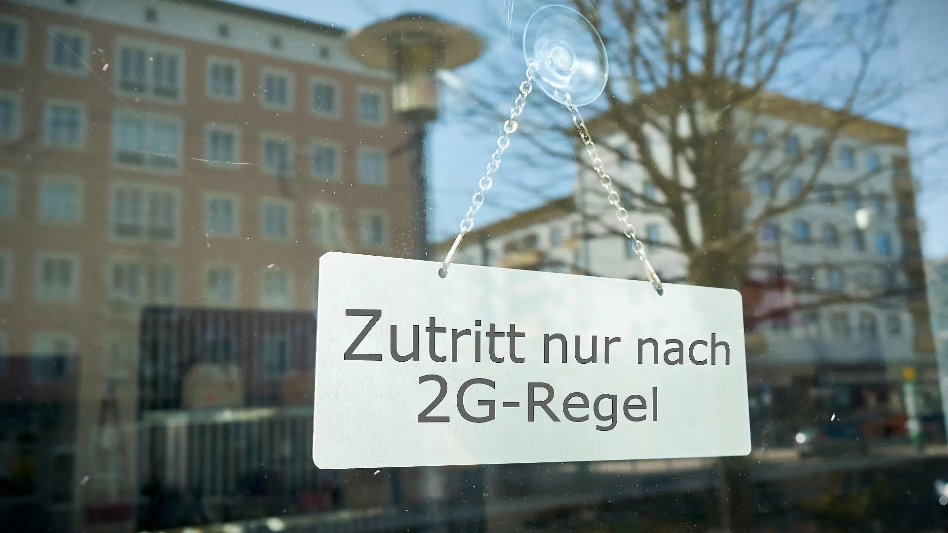 Sign with the inscription Zutritt nur nach 2G-Regel (Access only according to 2G rule). 2G means access and entry only with a valid full corona virus Covid 19 vaccination or proof of recovery