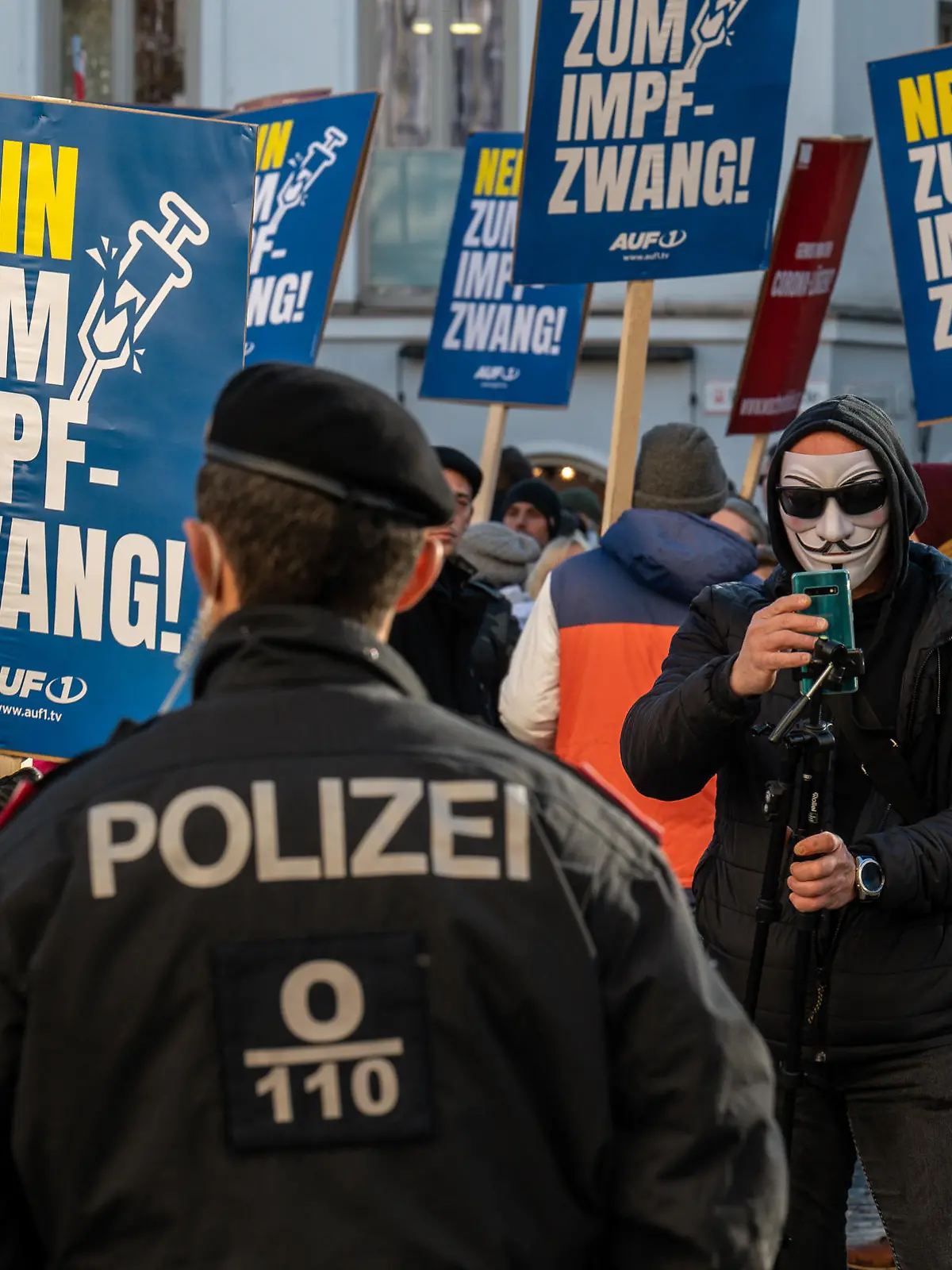 ABD0061_20211201 - LINZ - ÖSTERREICH: Eine Kundgebung von Corona-Maßnahmengegnern in Linz am Mittwoch, 1. Dezember 2021. Heute kommt es in österreichweit zu Protesten gegen Impfpflicht und Corona-Maßnahmen. - FOTO: APA/FOTOKERSCHI.AT / KERSCHBAUMMAYR - 20211201_PD2942
