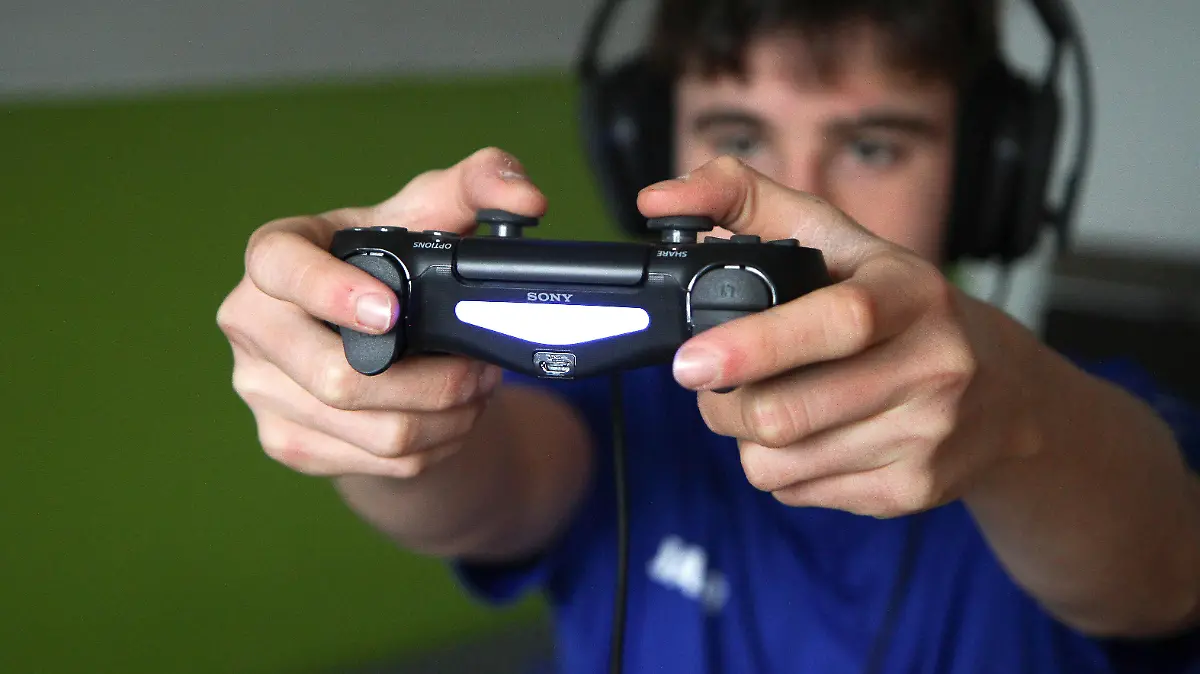 Themenbild - Computerspielen, PC, PC Gaming, Zocken, Controller, Gaming Bild: Model release, Model released Vertrag liegt vor. Eine Person hält einen Controller, PS4 Controller in seinen beiden Händen und spielt, zockt mit einem Kopfhörer ein Computerspiel am Fernseher. Symbolbild, Themenbild, Featurebild Gaming, Game, Gameing, Zocken, PC, Computer, Konsole, XBox, Box, Controller, PS4, PS5, Joystick, Stick, Videospiel, Fortnite, Mindcraft, Fifa, Starwars, Star Wars, Among us, Wii, Wifi, Netzwerk, Soziale, Sozial, Social Network, Social, Network, Maus, Mouse, Tastatur, virtuell, Fernbedienung, Jugendlicher, Kind, zuhause, im Zimmer, Zimmer, Kinderzimmer, Playstation, Play, Station, Beschäftigung, Aktivität, Alter, 20 Jahre, männlich, Bundesrepublik Deutschland, Console, Detail, Innen, Innenaufnahme, Computerspiel, Deutschland, eine Person, ein Mensch, einzelne Person, einzelner Mensch, Elektronik, elektronisch, Europa, Europäische, Abstammung, Freizeit, Freizeitaktivität, Freizeitbeschäftigung, pad, Gamer, Hand, Finger, Hobby, Gamepad, hören, Joypad, Kopfhörer, Headset, Head, set, Mensch, Mitteleuropa, Person, Rechner, TV, Fernsehgerät, Fernseher, Fernsehen, sehen, Sinnbild, Spaß, Spiel, spielen, Spieler, Technik, technisch, Technologie, um Geld spielen, Zentraleuropa, Symbolbild, Themenbild, Feature, Featurebild, Sky, Sky Fernbedienung, Guide, Select, Menue, Menü, Haende, Hände, / Fingernagel, Fingernägel, Mann, maennlich, Junge, einzeln, einzel, allein, Maennerhand, Studio, Studioaufnahme, Remote, Control, Bedienung, bedienen, Tasten, Programm, Programme, Programmwahl, Umschalter, umschalten, Commander, Geraet, TV-Gerät, TV-Geraet, Television, Fuss, Fuß, Fuesse, Füße, Bildschirm, Kaestchen, Kasten, Kästchen, zappen, zapping, wählen, waehlen || Modellfreigabe vorhanden