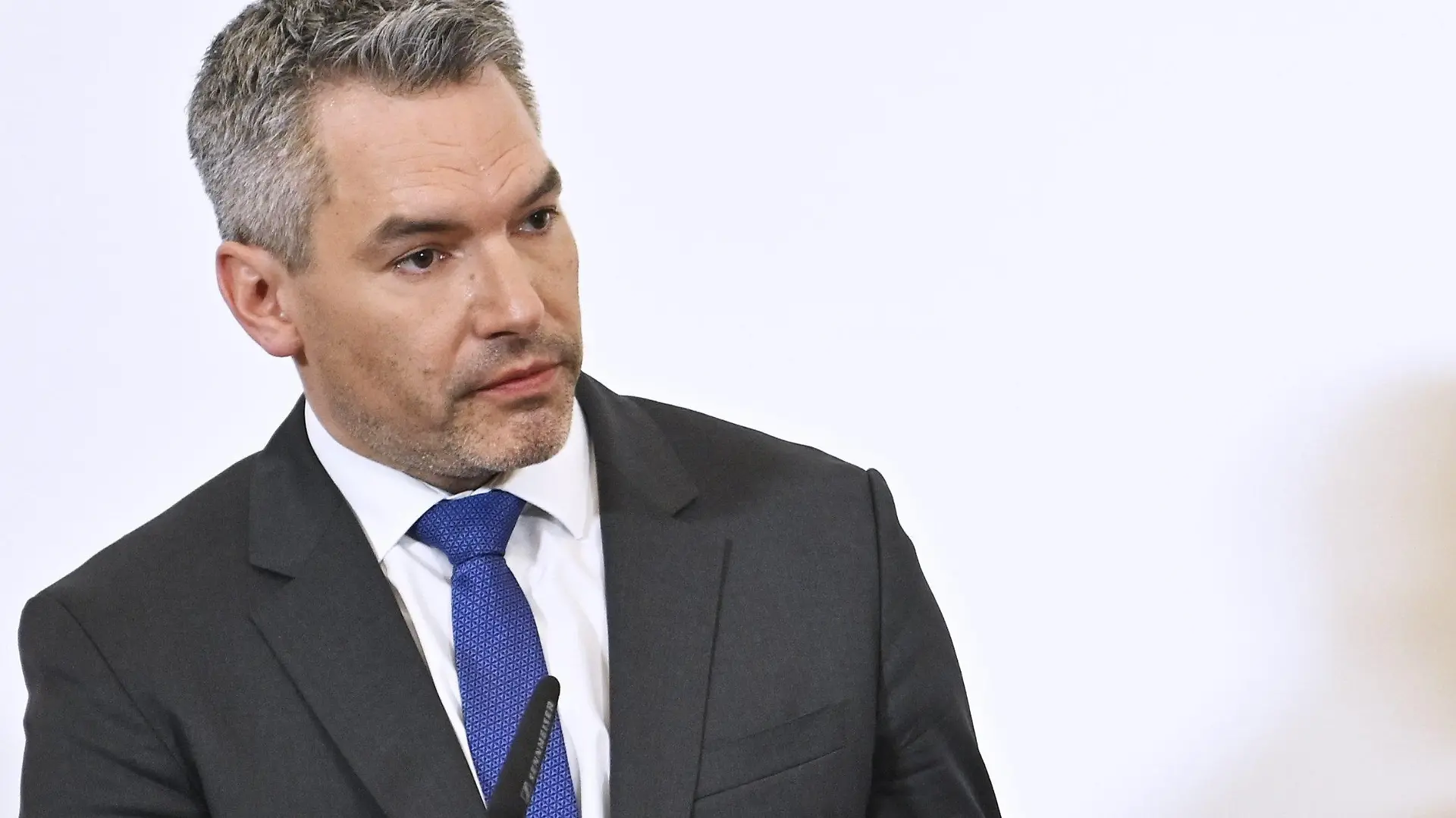ARCHIV - 10.03.2020, Österreich, Wien: Österreichs Innenminister Karl Nehammer (ÖVP) spricht auf einer Pressekonferenz zum Thema "Weitere Maßnahmen zum Coronavirus". Laut Medienberichten habe er gute Chancen, die Partei und das Kanzleramt in Personalunion zu führen. Der ehemalige Berufssoldat und langjährige Parteifunktionär steht unter anderem für eine harte Haltung gegen illegale Migration und gegen radikale islamistische Strömungen. (zu dpa Österreich vor Regierungsumbildung - ÖVP tagt) Foto: Herbert Neubauer/APA/dpa +++ dpa-Bildfunk +++