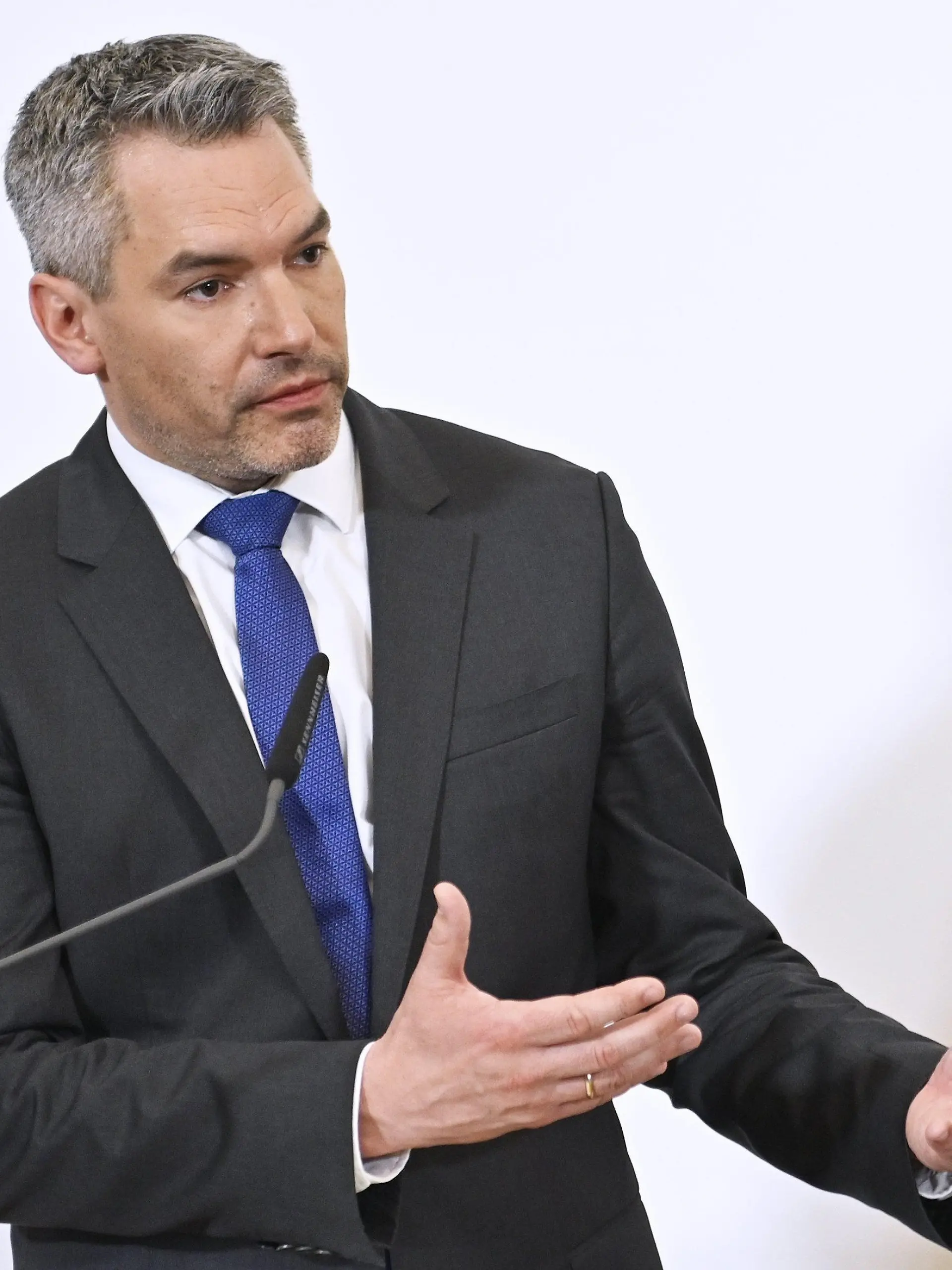 ARCHIV - 10.03.2020, Österreich, Wien: Österreichs Innenminister Karl Nehammer (ÖVP) spricht auf einer Pressekonferenz zum Thema "Weitere Maßnahmen zum Coronavirus". Laut Medienberichten habe er gute Chancen, die Partei und das Kanzleramt in Personalunion zu führen. Der ehemalige Berufssoldat und langjährige Parteifunktionär steht unter anderem für eine harte Haltung gegen illegale Migration und gegen radikale islamistische Strömungen. (zu dpa Österreich vor Regierungsumbildung - ÖVP tagt) Foto: Herbert Neubauer/APA/dpa +++ dpa-Bildfunk +++