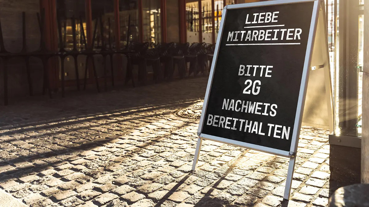  13 November 2021: Dear employees please pay attention to 2G rule, 2G rule Tested, Vaccinated or recovered Covid 19 coronavirus sign in front of a workplace, workers must show a Covid proof *** Sehr geehrte Mitarbeiter, bitte beachten Sie die 2G Regel, 2G-Regel Getestet, geimpft oder genesen Covid 19 Coronavirus Zeichen vor einem Arbeitsplatz, müssen die Arbeitnehmer einen Covid Nachweis zeigen xFOTOMONTAGEx