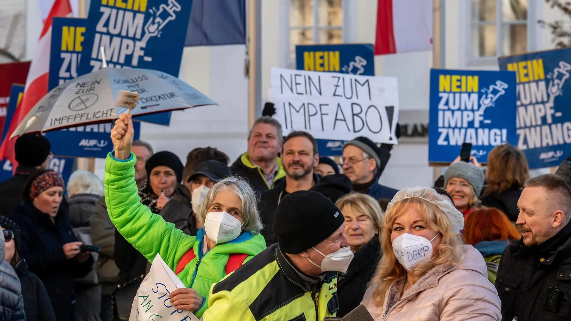 ABD0062_20211201 - LINZ - ÖSTERREICH: Eine Kundgebung von Corona-Maßnahmengegnern in Linz am Mittwoch, 1. Dezember 2021. Heute kommt es in österreichweit zu Protesten gegen Impfpflicht und Corona-Maßnahmen. - FOTO: APA/FOTOKERSCHI.AT / KERSCHBAUMMAYR - 20211201_PD2961