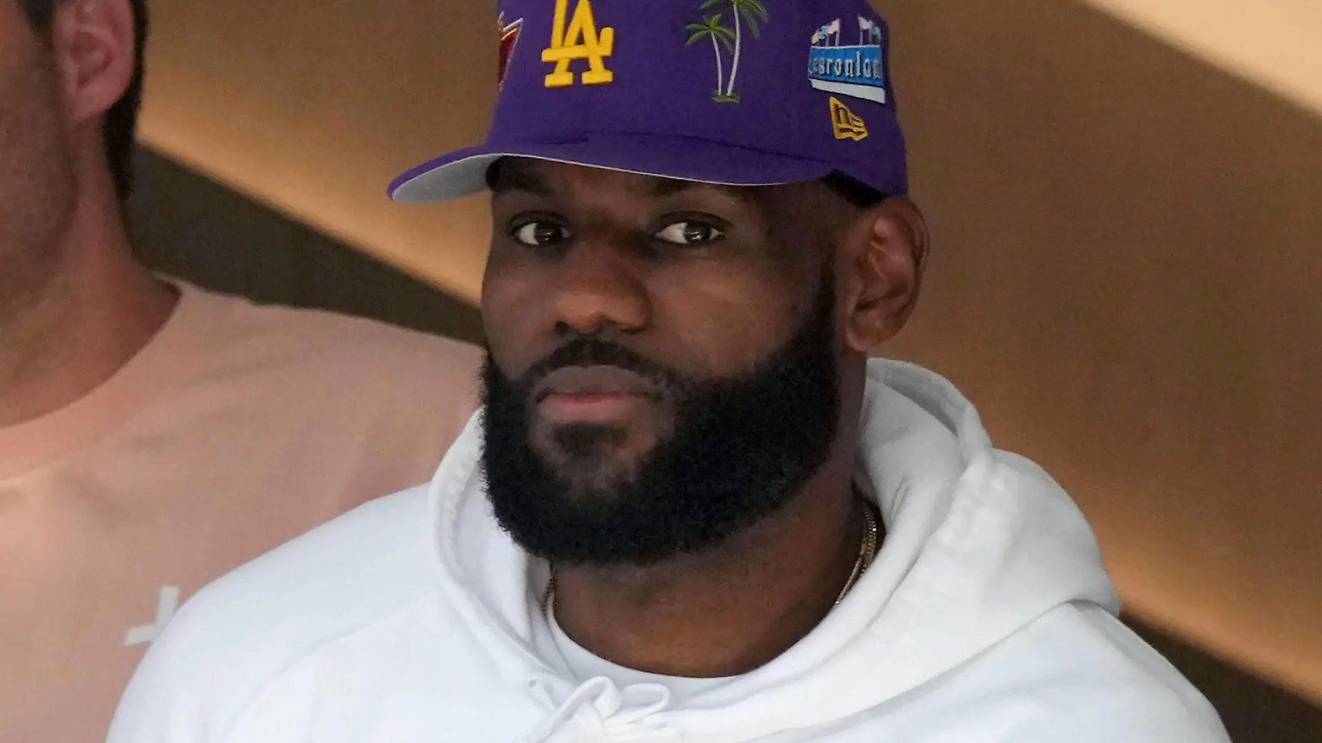 Los Angeles Laker LeBron James watches the Chargers-Cowboys game at SoFi Stadium on Sunday, September 19, 2021 in Inglewood, California. The Cowboys defeated the Chargers 20-17. PUBLICATIONxINxGERxSUIxAUTxHUNxONLY LAP20210919809 JONxSOOHOO