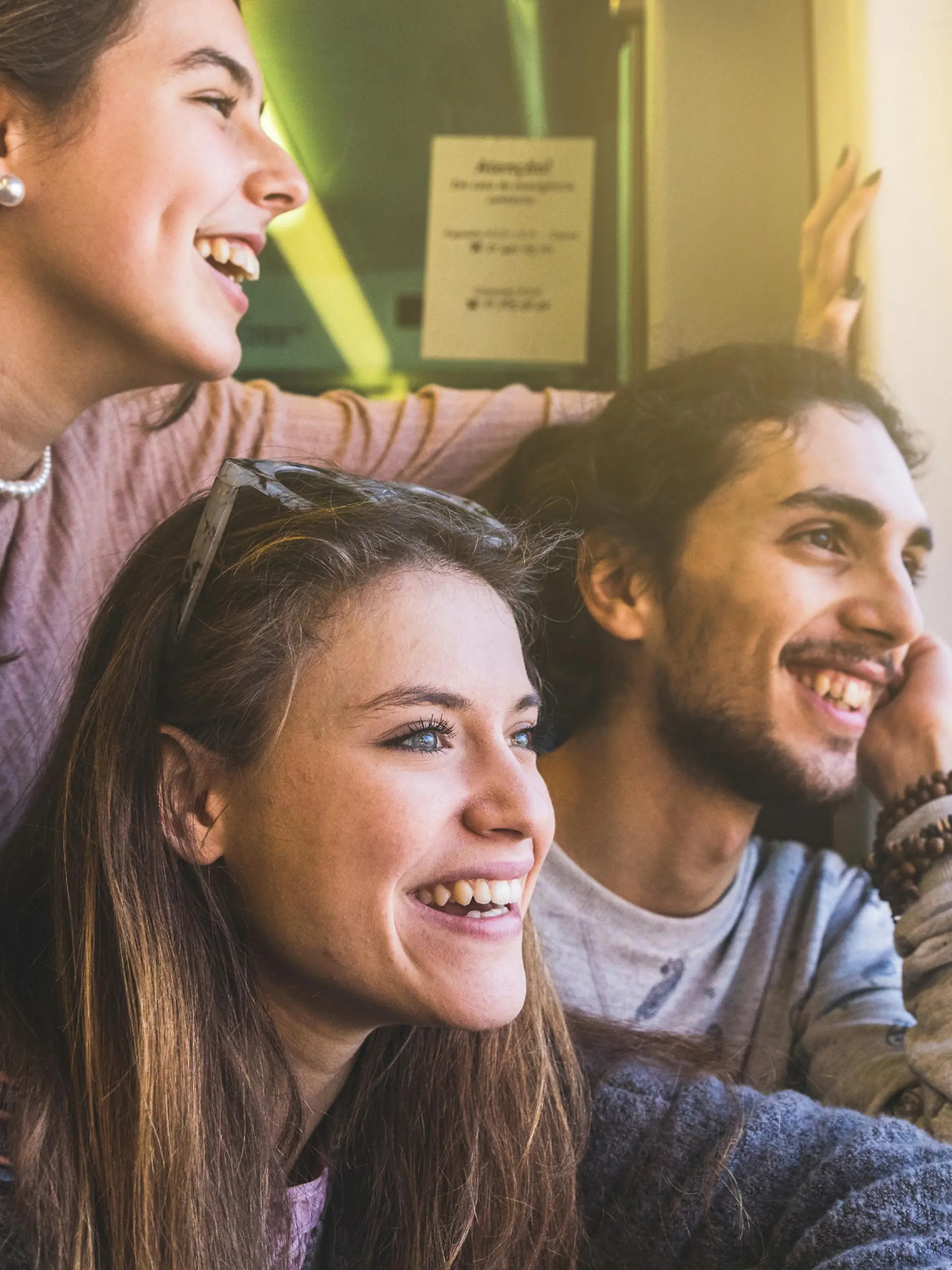 Freundsgruppe in Deutscher Bahn im Urlaub.