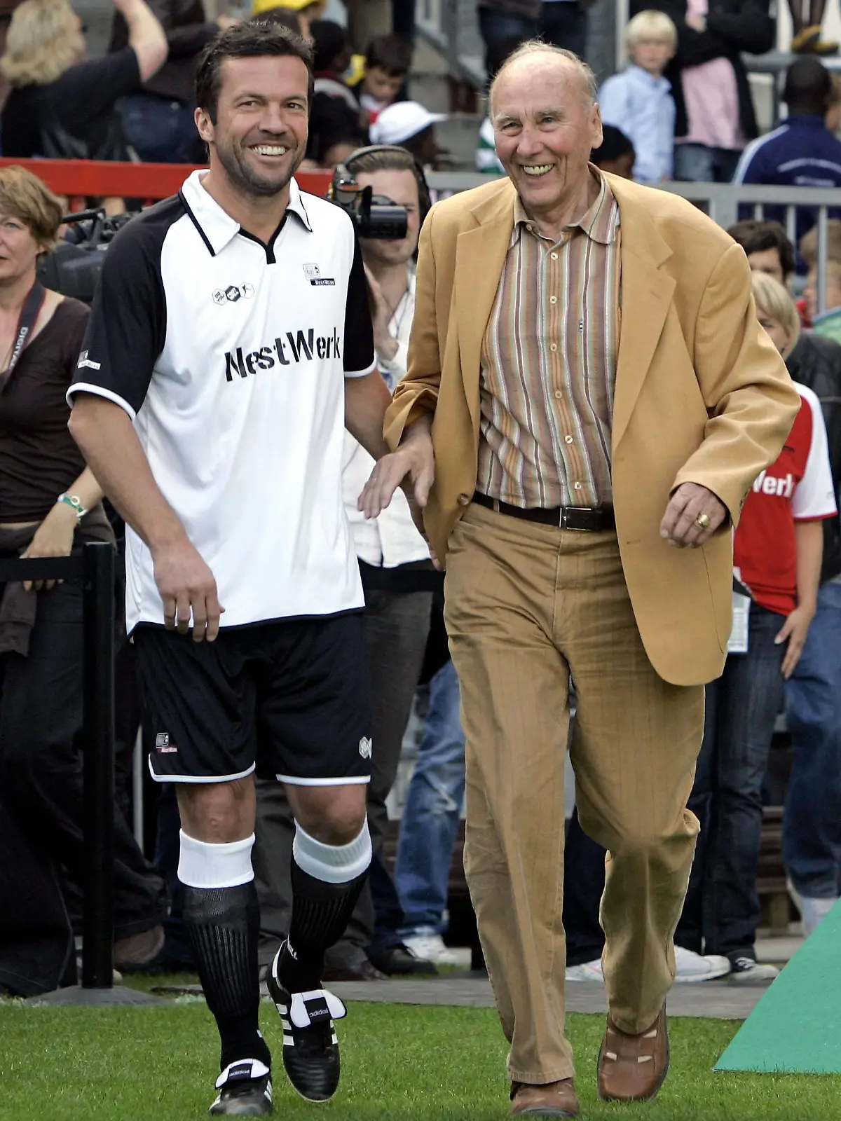 Bildnummer: 06444962  Datum: 05.09.2010  Copyright: imago/MIS
Benefizspiel für NestWerk in Hamburg, Rahmenprogramm vor dem Spiel, v.l. Lothar Matthäus , Horst Eckel; Herren Fussball GER Benefiz soziales Engagement Ehemalige Tag der Legenden vdig xdp 2010 hoch 

Image number 06444962 date 05 09 2010 Copyright imago MIS Benefit for Nest work in Hamburg Framework Programme before the Game v l Lothar Matthew Horst Eckel men Football ger Benefit Social Affairs Commitment Former Day the Legends Vdig  2010 vertical  