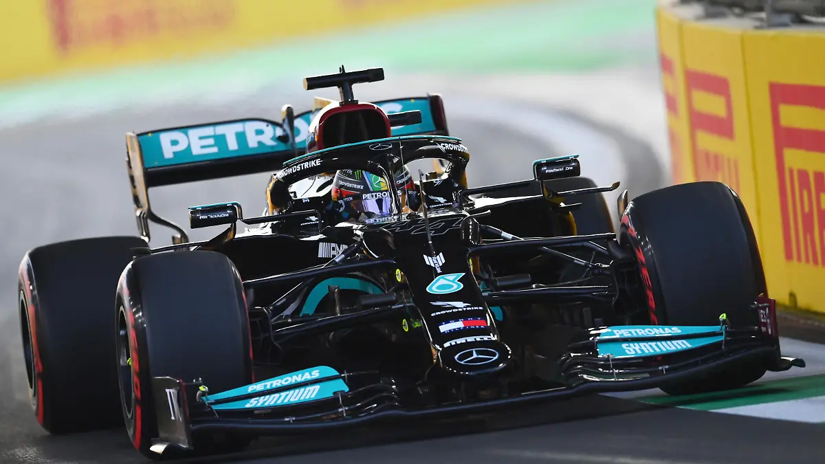 JEDDAH, SAUDI ARABIA - DECEMBER 03: Lewis Hamilton of Great Britain driving the (44) Mercedes AMG Petronas F1 Team Mercedes W12 during practice ahead of the F1 Grand Prix of Saudi Arabia at Jeddah Corniche Circuit on December 03, 2021 in Jeddah, Saudi Arabia. (Photo by Dan Mullan/Getty Images)