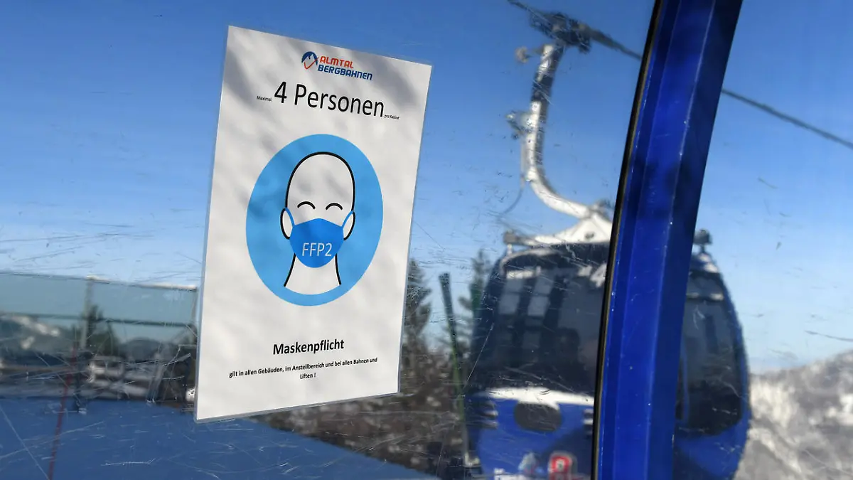 Mask requirement on Austrian cable cars (Europe), on the picture a cable car on the Mountain Kasberg in the Salzkammergut. You can see insight a cabin with a sign on the window