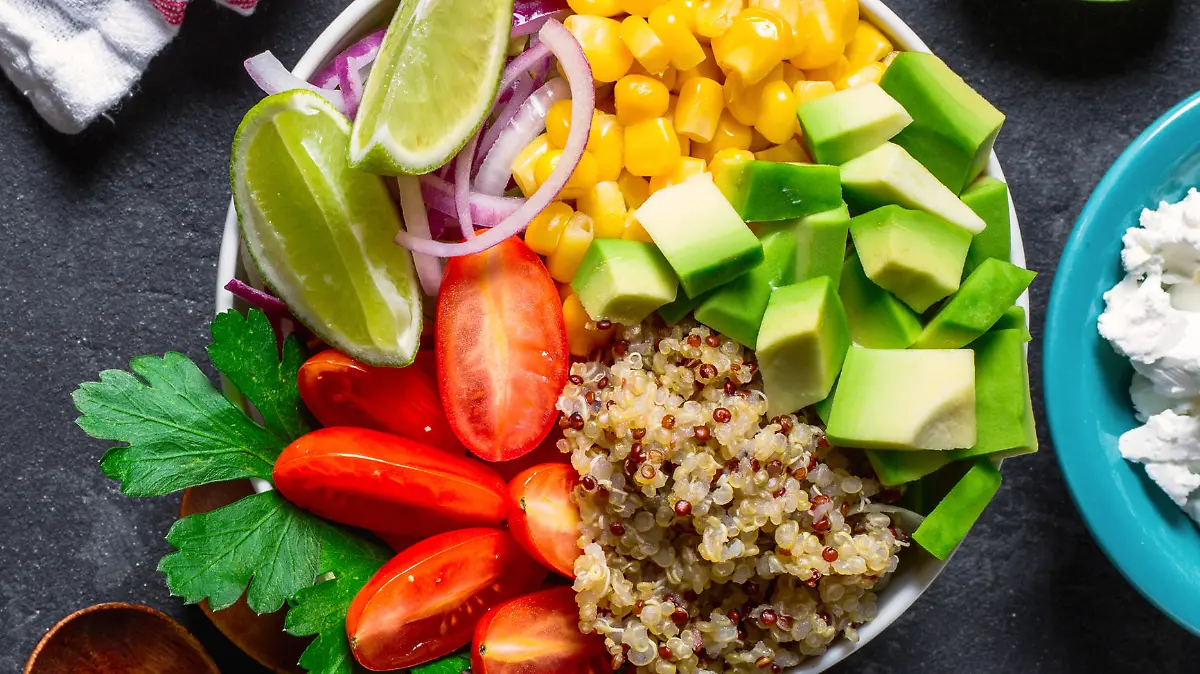 Bunte Lebensmittel in einer veganen Bowl