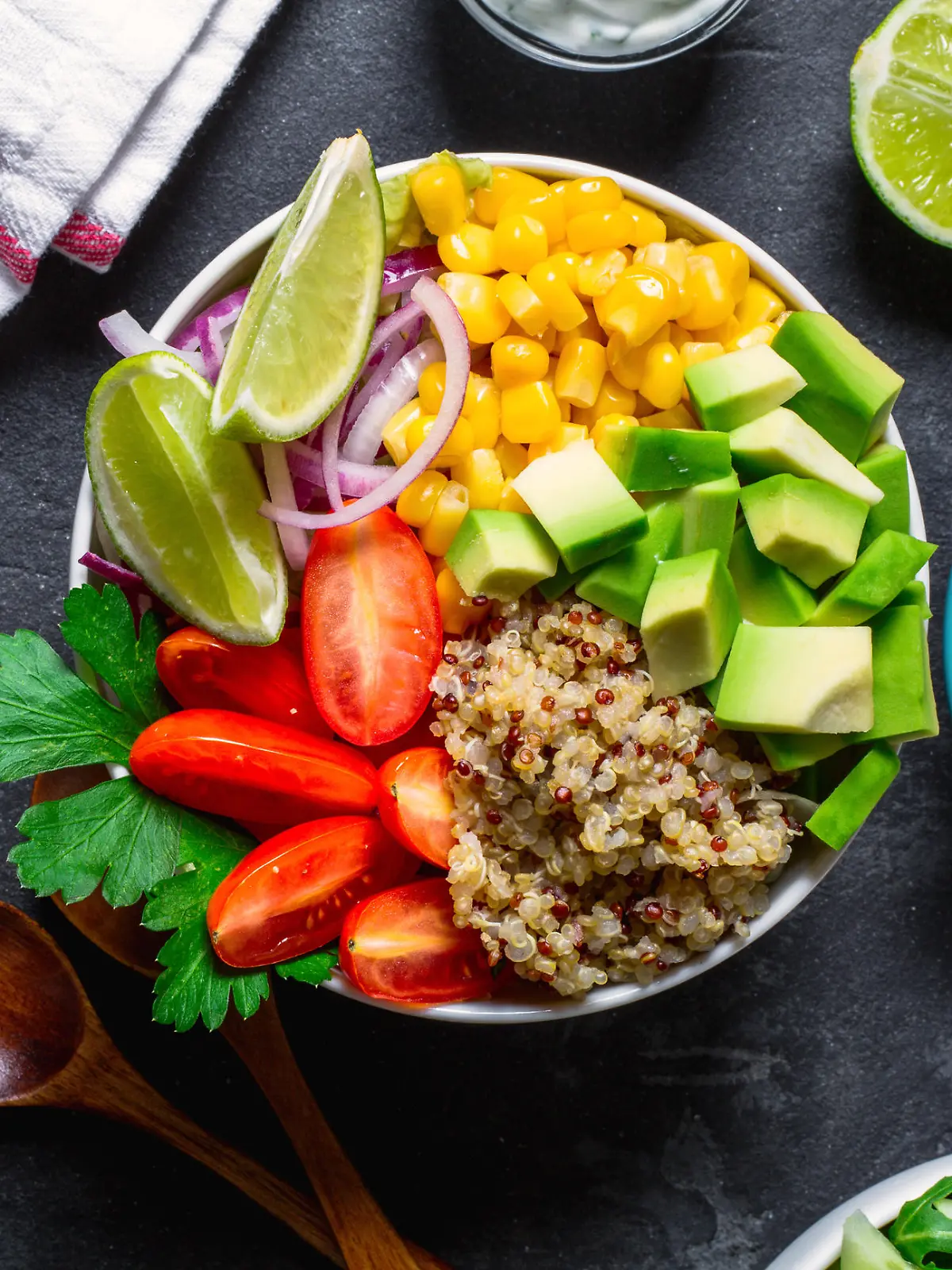 Bunte Lebensmittel in einer veganen Bowl