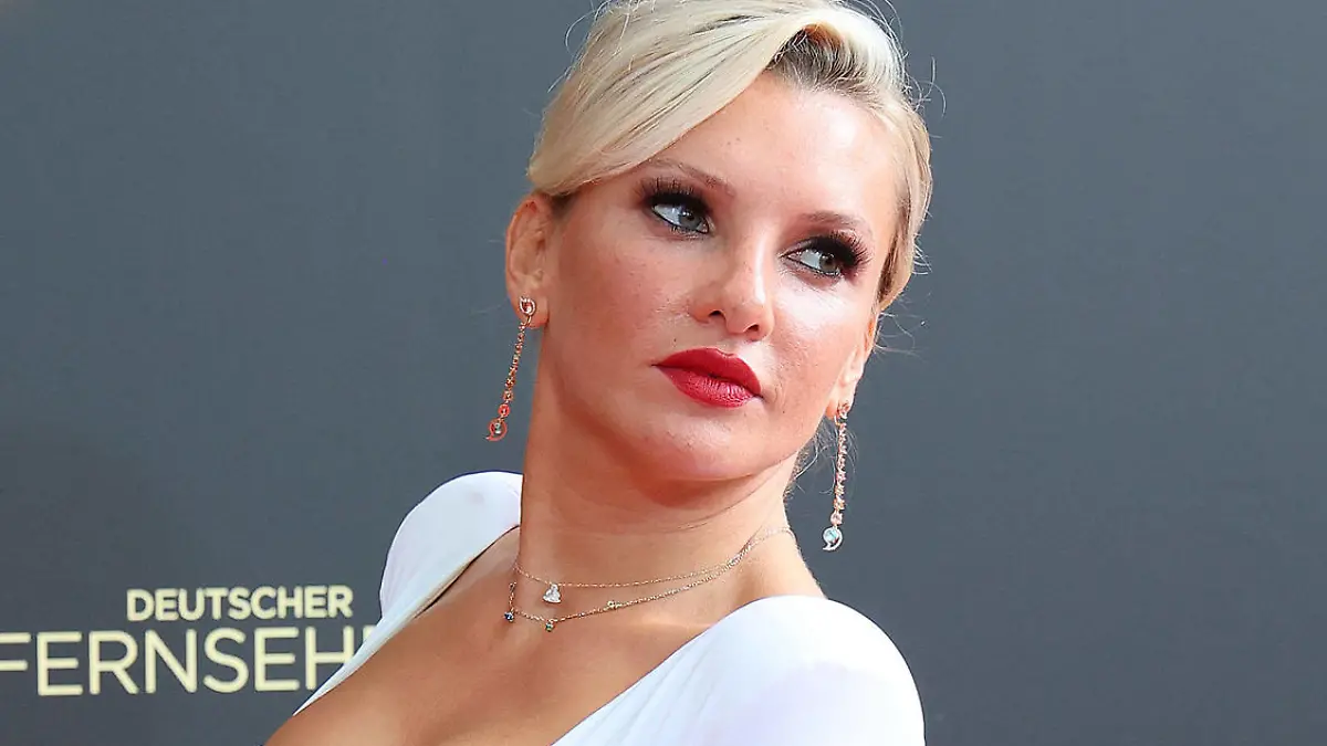 Evelyn Burdecki bei der Ankunft zur Deutscher Fernsehpreis Verleihung am 16.09.2021 in Köln Deutscher Fernsehpreis Verleihung 2021 in Koeln *** Evelyn Burdecki arriving at the German Television Award ceremony on 16 09 2021 in Cologne German Television Award ceremony 2021 in Cologne PUBLICATIONxINxGERxSUIxAUTxONLY