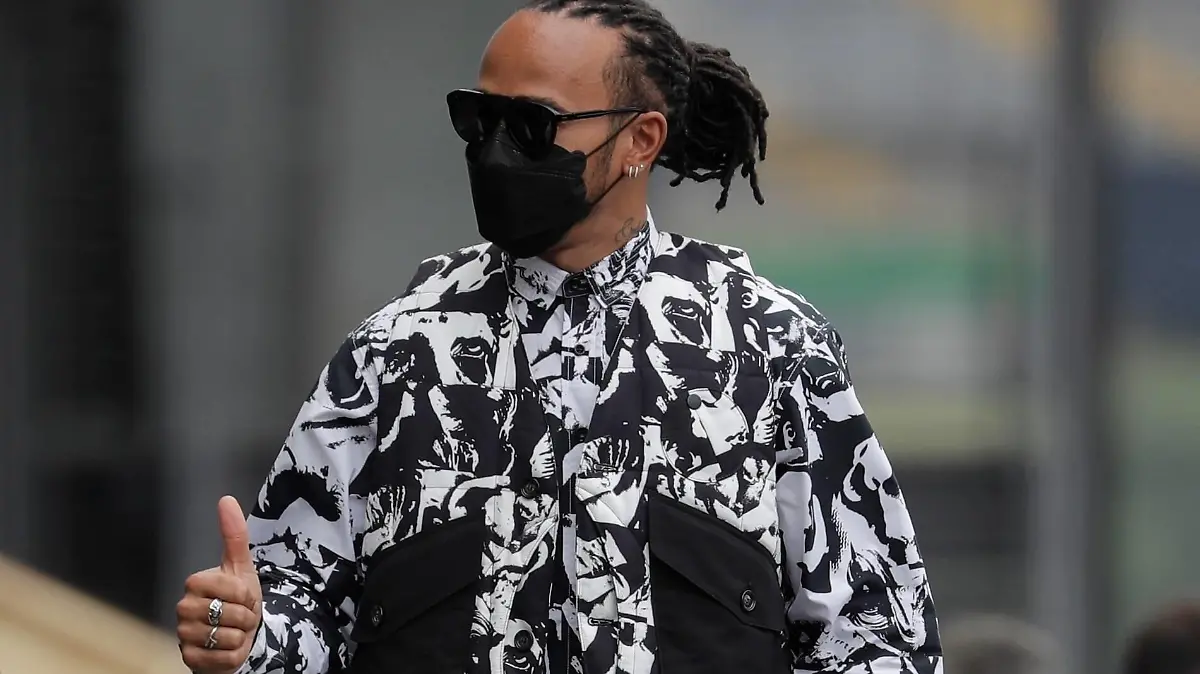  British Lewis Hamilton of Mercedes arrives at Jose Carlos Pace race car in Sao Paulo, Brazil, 11 November 2021. El Gran Premio de Frmula Uno de Brasil se realizar este 14 de noviembre de 2021. The BrazilGrand Prix of Formula One will take place on 14 November. Brazil Grand Prix of Formula One ACHTUNG: NUR REDAKTIONELLE NUTZUNG PUBLICATIONxINxGERxSUIxAUTxONLY Copyright: xANTONIOxLACERDAx AMDEP2521 20211111-70d9bf64a32c7891147767c3c8befce62140d689