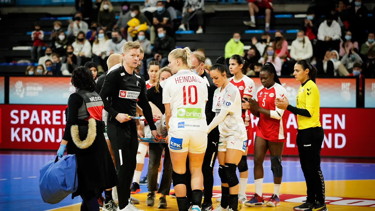  Jesper JENSEN coach, Kathrine HEINDAHL 10, Simone BÖHME 13, Aya BEN ABDALAH 5, Rakia REZGUI 15 during the handball match, Denmark vs Tunisia, 25th IHF Womens World Championship, WM, Weltmeisterschaft Spain, 02.12.2021, PUBLICATIONxNOTxINxSLOxCROxSRB Copyright: xJozoxCabrajax/xkolektiffx