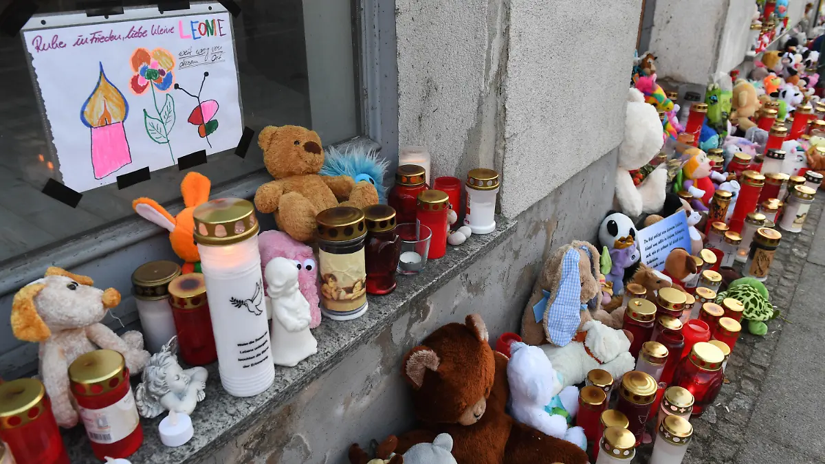 ARCHIV - 22.01.2019, Mecklenburg-Vorpommern, Torgelow: Kerzen und Plüschtiere stehen vor dem Eingang des Hauses, wo am 12.01.2019 die sechsjährige Leonie ums Leben kam. Vor zwei Jahren starb in Vorpommern die sechsjährige Leonie. Sie war vom Stiefvater schwer misshandelt worden. In einem Revisionsprozess wird dessen Motiv nochmal genauer geprüft. Dazu soll die Mutter als Zeugin gehört werden. (zu dpa: "Mordfall Leonie: Revisionsprozesses geht weiter, Mutter als Zeugin") Foto: Stefan Sauer/dpa +++ dpa-Bildfunk +++