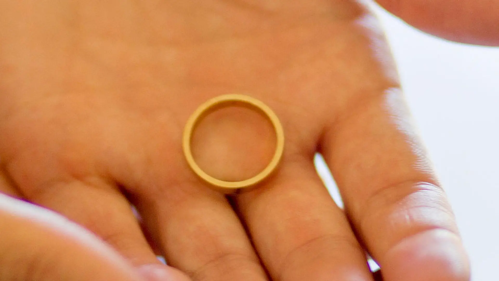 Caucasian woman holding wedding ring, Kaukasische Frau mit Ehering || Modellfreigabe vorhanden
