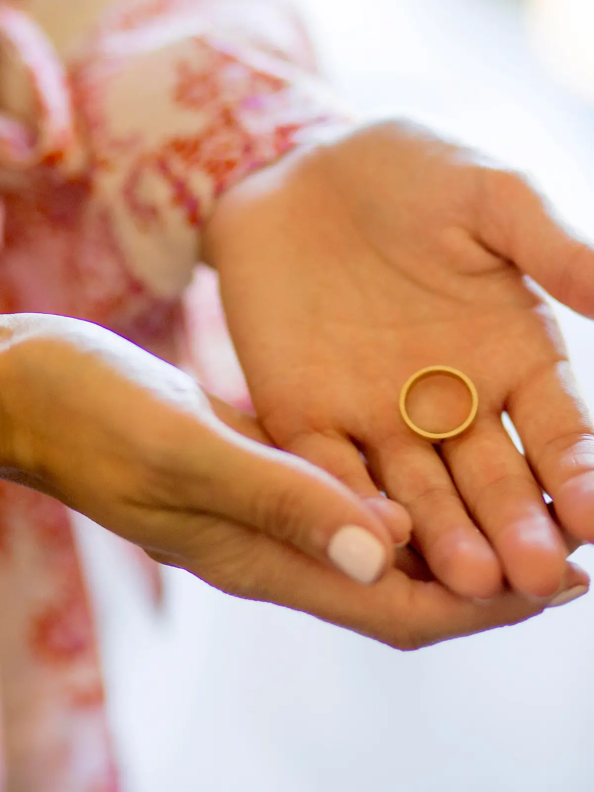 Caucasian woman holding wedding ring, Kaukasische Frau mit Ehering || Modellfreigabe vorhanden