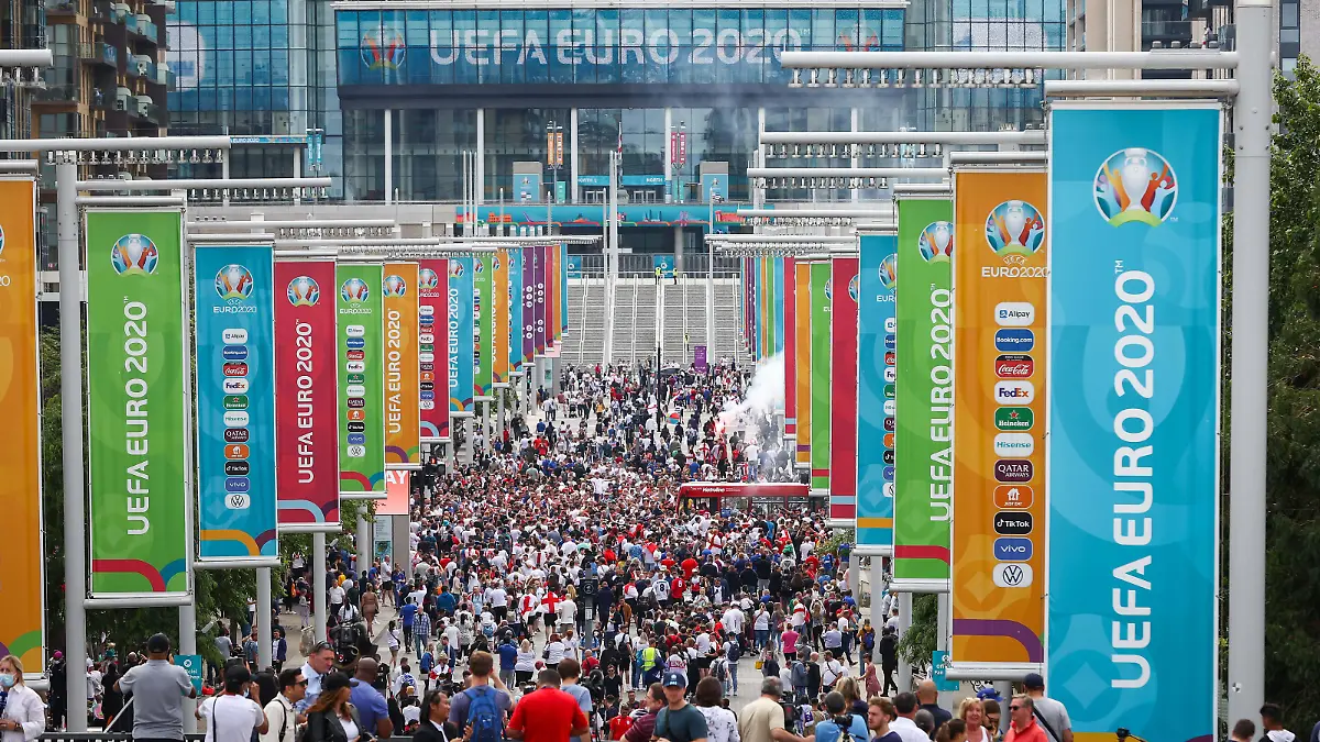 Fußball: EM, Italien - England, Finale im Wembley Stadion. Zahlreiche Fans von England feiern vor dem Stadion im Wembley Park.