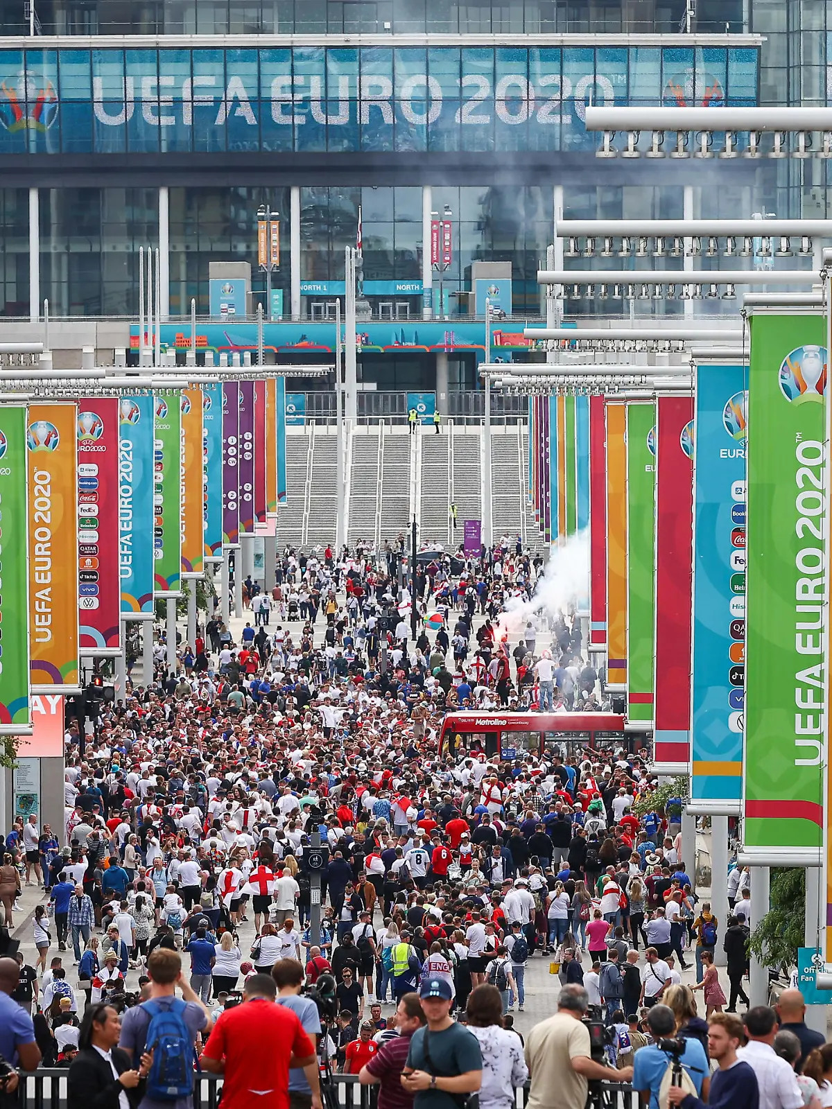 Fußball: EM, Italien - England, Finale im Wembley Stadion. Zahlreiche Fans von England feiern vor dem Stadion im Wembley Park.