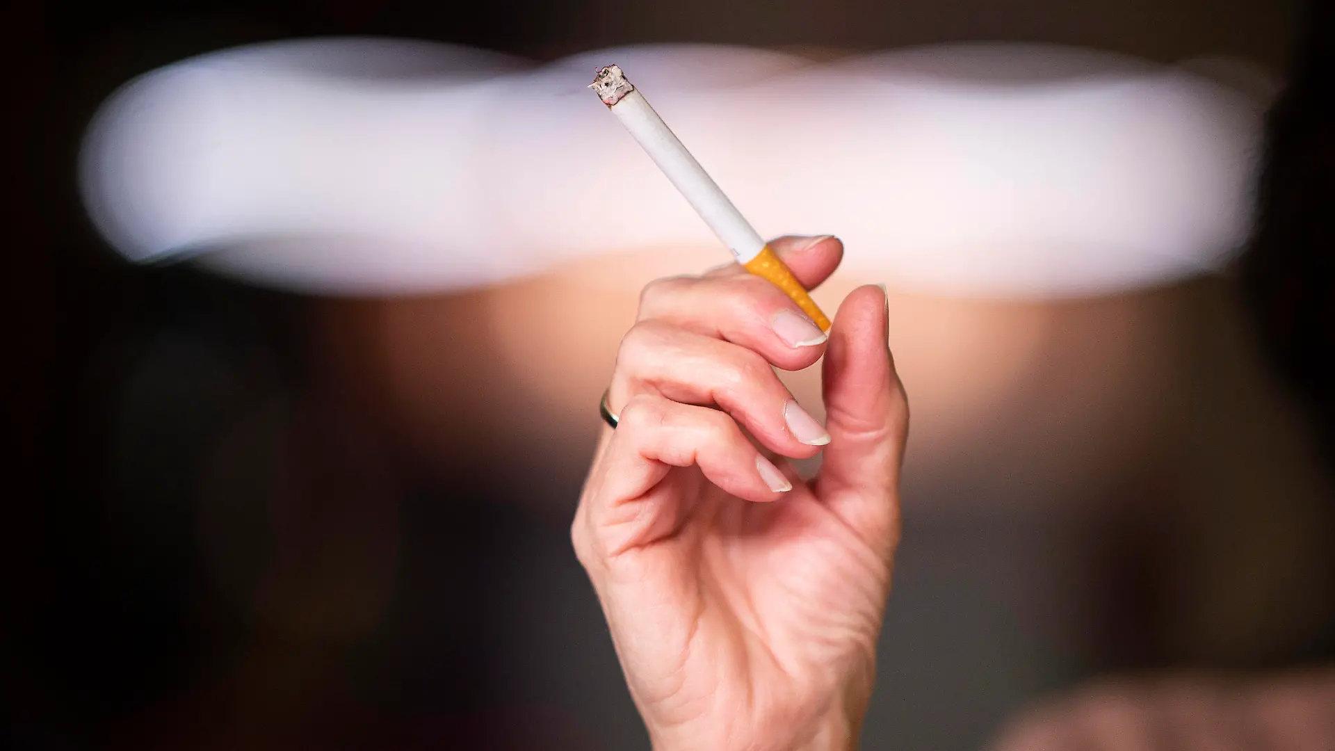 Feature Rauchen 27.11.2020 - Feature Rauchen: Eine Frau macht sich eine Zigarette an und raucht. Foto: Noah Wedel/Kirchner-Media Nordrhein-Westfalen Deutschland *** Feature Smoking 27 11 2020 Feature Smoking A woman puts on a cigarette and smokes Photo Noah Wedel Kirchner Media Nordrhein Westfalen Germany Copyright: xNoahxWedel/Kirchner-Mediax