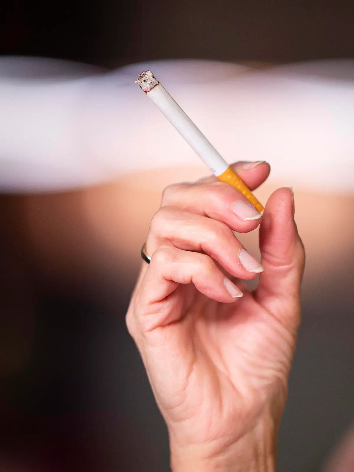  Feature Rauchen 27.11.2020 - Feature Rauchen: Eine Frau macht sich eine Zigarette an und raucht. Foto: Noah Wedel/Kirchner-Media Nordrhein-Westfalen Deutschland *** Feature Smoking 27 11 2020 Feature Smoking A woman puts on a cigarette and smokes Photo Noah Wedel Kirchner Media Nordrhein Westfalen Germany Copyright: xNoahxWedel/Kirchner-Mediax