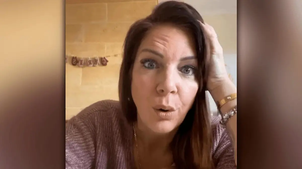 Danni Büchner präsentiert ihre gespritzte Stirn.