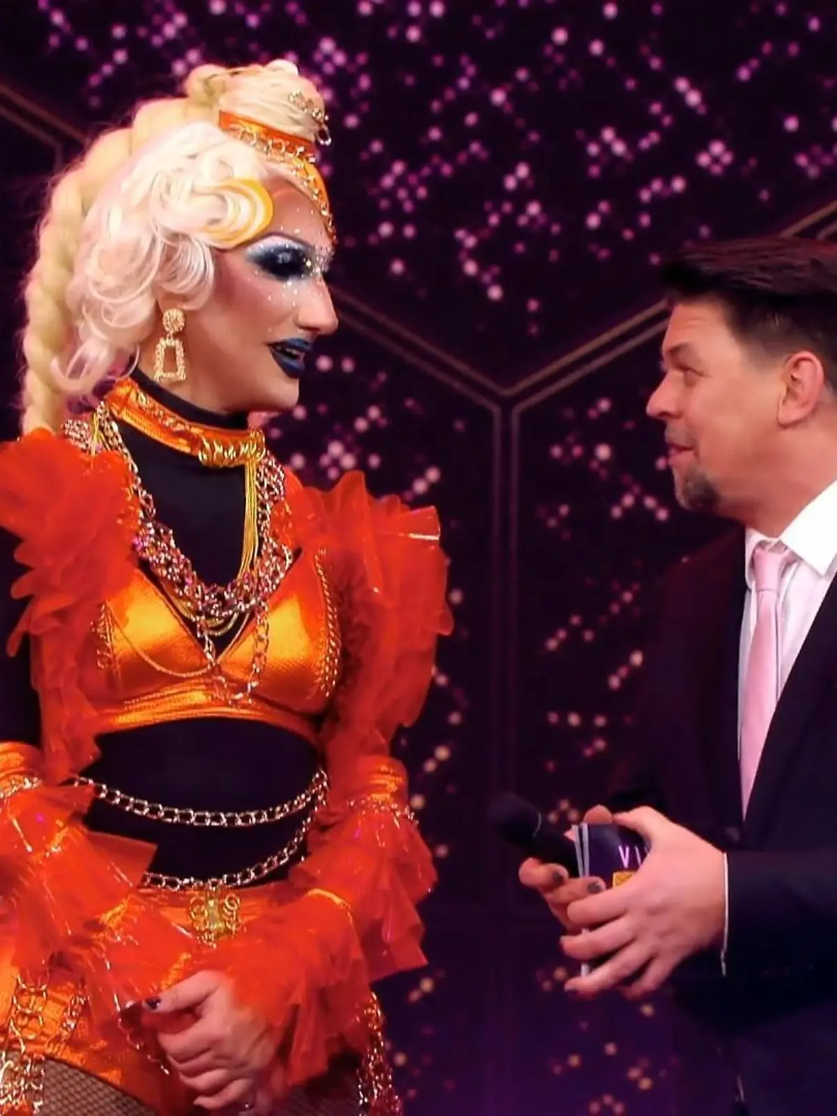 Massimo Sinató lässt bei "Viva la Diva – Wer ist die Queen?" alle Hemmungen fallen und rockt die Bühne mit einem heißen Tanz. Das begeistert Moderator Tim Mälzer so dermaßen, dass er es sogar in Erwägung zieht, doch mal bei „Let’s Dance" mitzumachen. Allerdings unter einer Bedingung.