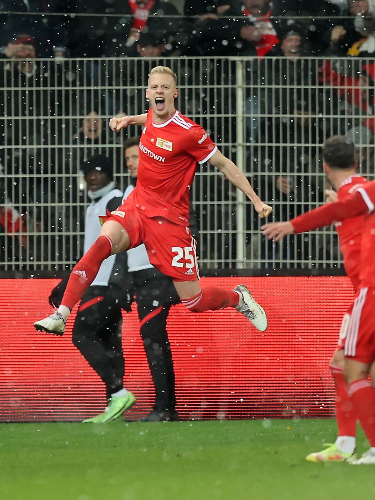 BERLIN, GERMANY - DECEMBER 03:  Timo Baumgartl of 1.FC Union Berlin celebrates scoring the second goal during the Bundesliga match between 1. FC Union Berlin and RB Leipzig at Stadion An der Alten Foersterei on December 03, 2021 in Berlin, Germany. (Photo by Boris Streubel/Getty Images)