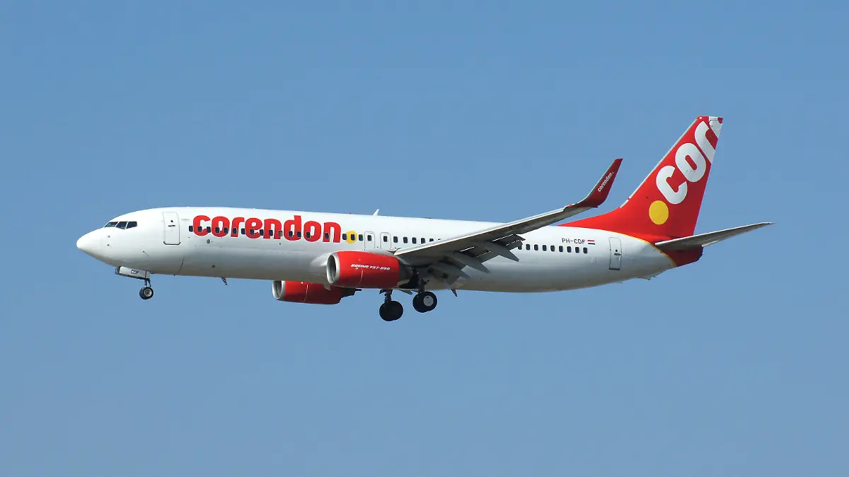 Flughafen Frankfurt Rhein-Main. Frankfurt Airport. Eine Boeing 737-800 der niederländischen Charterfluggesellschaft corendon Dutch Airlines (Billigfluglinie), im Anflug von Osten auf die Südbahn. Schwester der türkischen und maltesischen Corendon.