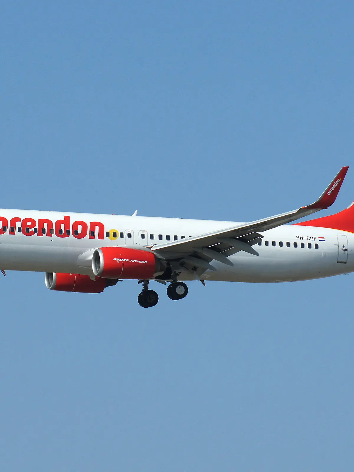 Flughafen Frankfurt Rhein-Main. Frankfurt Airport. Eine Boeing 737-800 der niederländischen Charterfluggesellschaft corendon Dutch Airlines (Billigfluglinie), im Anflug von Osten auf die Südbahn. Schwester der türkischen und maltesischen Corendon.