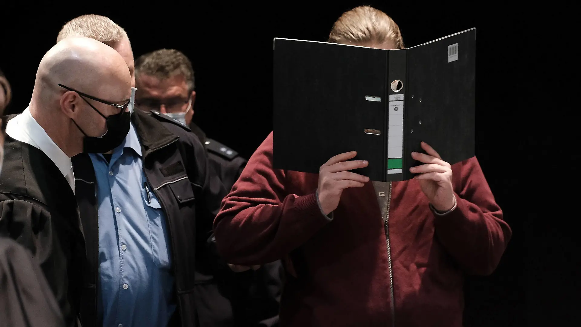 03.05.2021 xkhx , Landgericht Kassel, Verhandlungsort Messehalle 5 der Messe Kasse Beginn Prozess um die angeklagte Amokfahrt am Rosenmontag in Volkmarsen gegen den 30jährigen Angeklagten Maurice P. Bild zeigt: den Angeklagten Maurice P. das Gesichtwird hereingeführt *** 03 05 2021 xkhx , District Court Kassel, place of hearing exhibition hall 5 of the fair box office beginning of trial around the accused amok drive on Rosenmontag in Volkmarsen against the 30-year-old accused Maurice P picture shows the accused Maurice P the face is led in