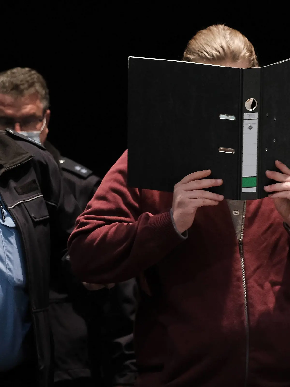 03.05.2021 xkhx , Landgericht Kassel, Verhandlungsort Messehalle 5 der Messe Kasse Beginn Prozess um die angeklagte Amokfahrt am Rosenmontag in Volkmarsen gegen den 30jährigen Angeklagten Maurice P. Bild zeigt: den Angeklagten Maurice P. das Gesichtwird hereingeführt *** 03 05 2021 xkhx , District Court Kassel, place of hearing exhibition hall 5 of the fair box office beginning of trial around the accused amok drive on Rosenmontag in Volkmarsen against the 30-year-old accused Maurice P picture shows the accused Maurice P the face is led in 