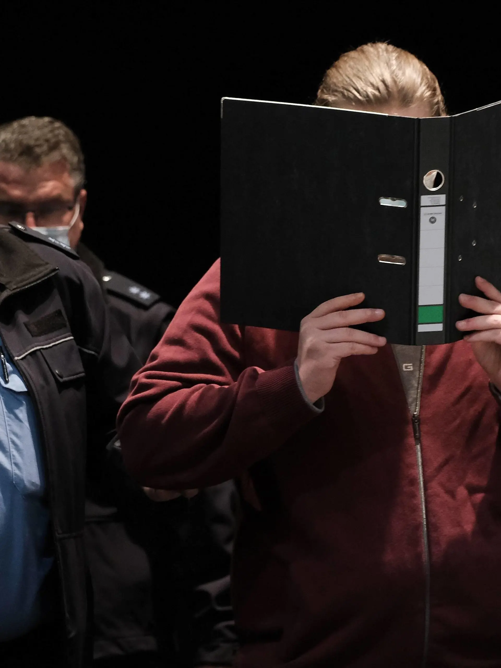 03.05.2021 xkhx , Landgericht Kassel, Verhandlungsort Messehalle 5 der Messe Kasse Beginn Prozess um die angeklagte Amokfahrt am Rosenmontag in Volkmarsen gegen den 30jährigen Angeklagten Maurice P. Bild zeigt: den Angeklagten Maurice P. das Gesichtwird hereingeführt *** 03 05 2021 xkhx , District Court Kassel, place of hearing exhibition hall 5 of the fair box office beginning of trial around the accused amok drive on Rosenmontag in Volkmarsen against the 30-year-old accused Maurice P picture shows the accused Maurice P the face is led in 