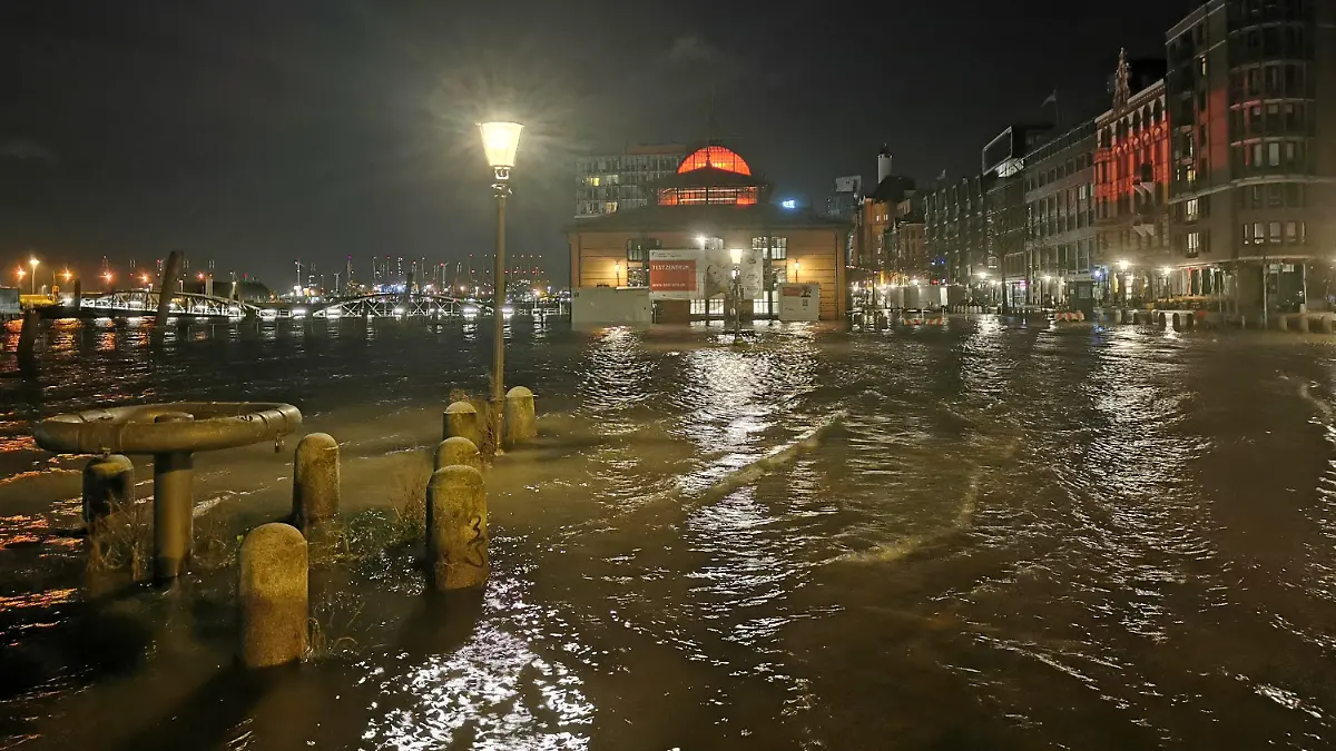 02.12.2021, Hamburg: Der Hamburger Fischmarkt ist überflutet. Schwere Sturmböen haben vom späten Mittwochabend bis zum frühen Donnerstagmorgen vor allem im Norden Deutschlands für zahlreiche Feuerwehr- und Polizeieinsätze gesorgt. Foto: Steven Hutchings/dpa +++ dpa-Bildfunk +++