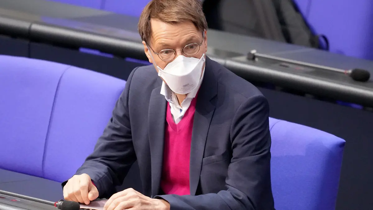 18.11.2021, Berlin: Karl Lauterbach (SPD), Gesundheitsexperte, nimmt an der Sitzung des Bundestags teil. Thema unter anderen zweite und dritte Beratung des von den Fraktionen SPD, Bündnis 90/Die Grünen und FDP eingebrachten Entwurfs eines Gesetzes zur Änderung des Infektionsschutzgesetzes und weiterer Gesetze anlässlich der Aufhebung der Feststellung der epidemischen Lage von nationaler Tragweite. Foto: Kay Nietfeld/dpa +++ dpa-Bildfunk +++