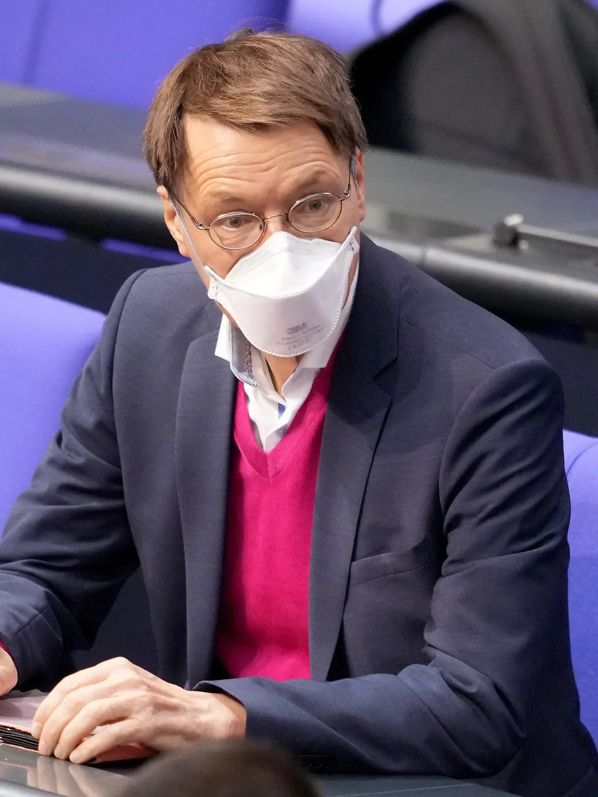 18.11.2021, Berlin: Karl Lauterbach (SPD), Gesundheitsexperte, nimmt an der Sitzung des Bundestags teil. Thema unter anderen zweite und dritte Beratung des von den Fraktionen SPD, Bündnis 90/Die Grünen und FDP eingebrachten Entwurfs eines Gesetzes zur Änderung des Infektionsschutzgesetzes und weiterer Gesetze anlässlich der Aufhebung der Feststellung der epidemischen Lage von nationaler Tragweite. Foto: Kay Nietfeld/dpa +++ dpa-Bildfunk +++