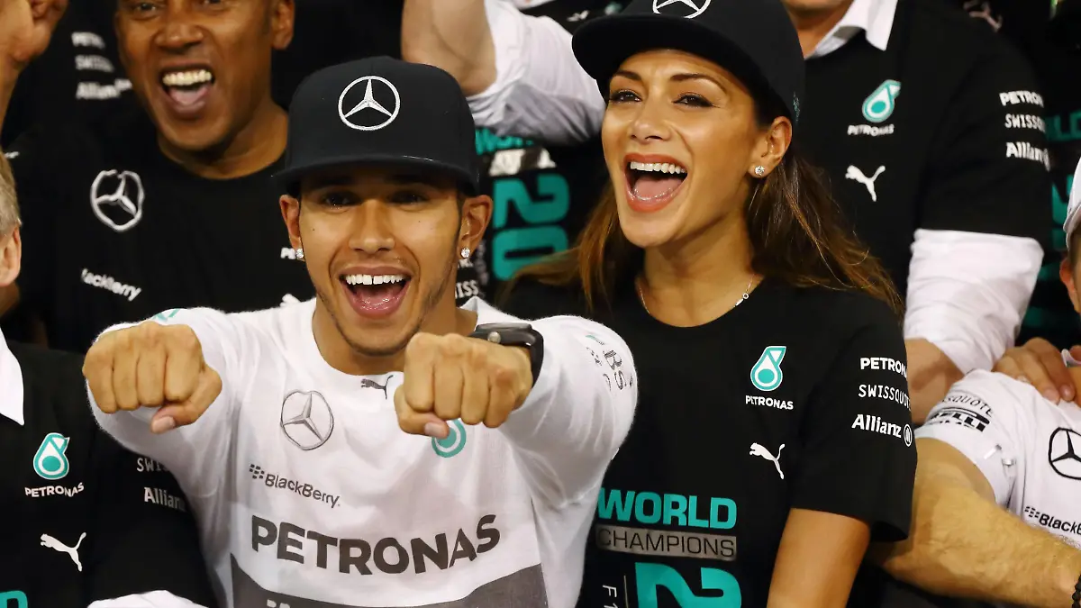 Motorsports: FIA Formula One World Championship 2014, Grand Prix of Abu Dhabi, 44 Lewis Hamilton (GBR, Mercedes AMG Petronas F1 Team), Nicole Scherzinger xHOCHxZWEIxMotorsports FIA Formula One World Championship 2014 Grand Prix of Abu Dhabi 44 Lewis Hamilton GBR Mercedes AMG Petronas F1 team Nicole Scherzinger xHOCHxZWEIx