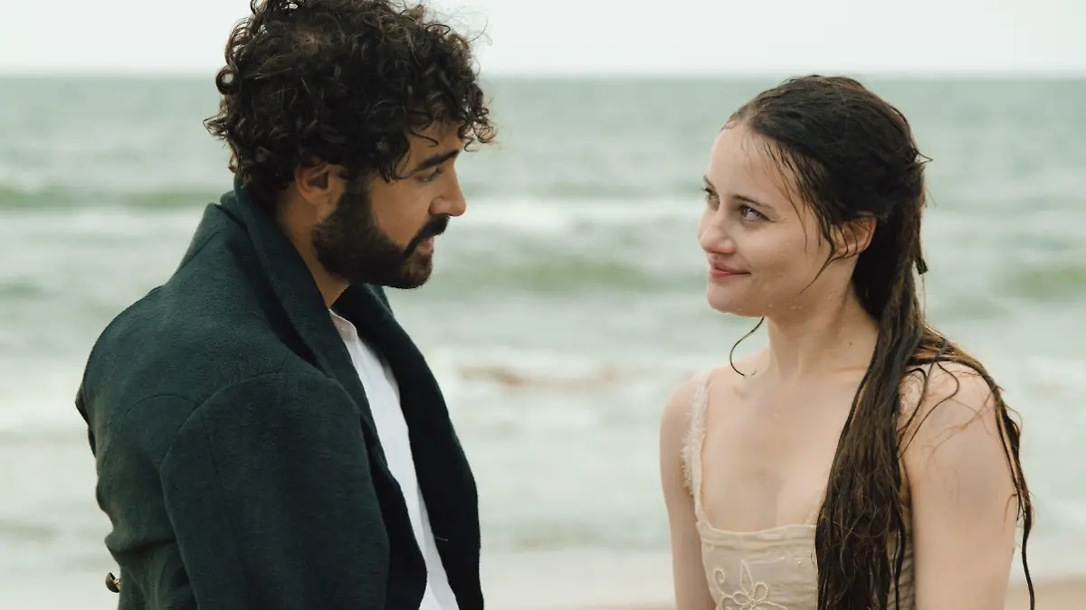 Sisi (Dominique Devenport) trifft Graf Andrássy (Giovanni Funiati).

Die Verwendung des sendungsbezogenen Materials ist nur mit dem Hinweis und Verlinkung auf RTL+ gestattet.