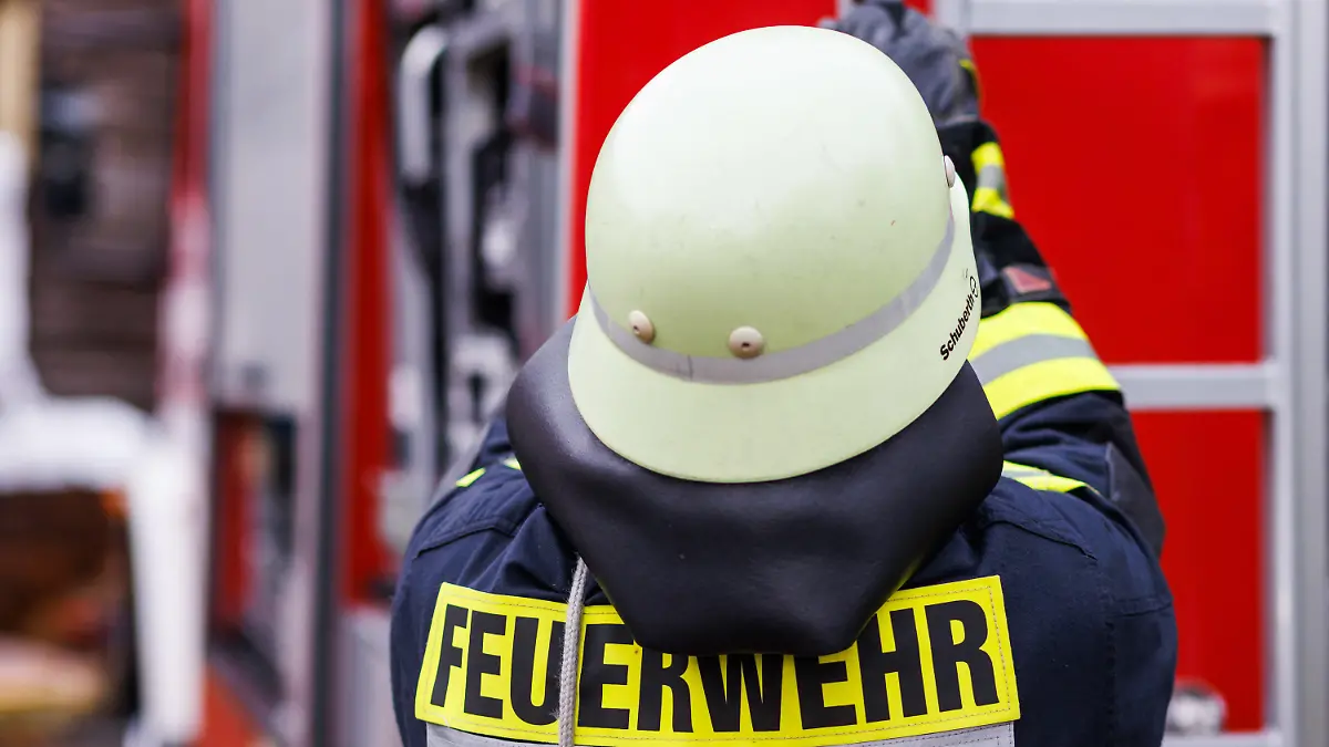 ARCHIV - 05.11.2022, Baden-Württemberg, Staufen: Ein Feuerwehrmann holt während einer Einsatzübung einer Freiwilligen Feuerwehr eine Leiter vom Dach eines Einsatzfahrzeugs. (zu dpa «Verbandschef: Mehr Anreize für Ehrenamt in Feuerwehr schaffen») Foto: Philipp von Ditfurth/dpa +++ dpa-Bildfunk +++