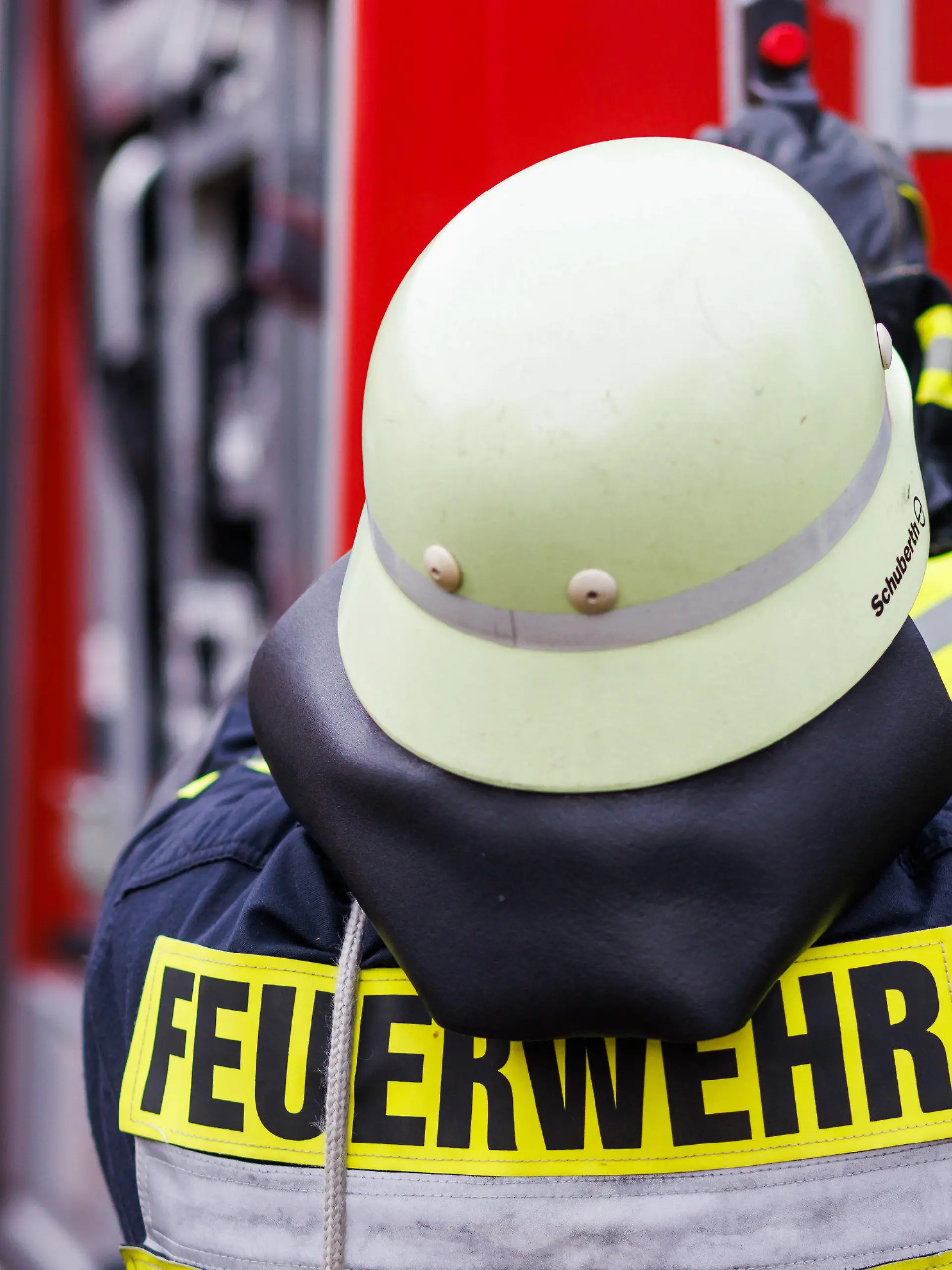 ARCHIV - 05.11.2022, Baden-Württemberg, Staufen: Ein Feuerwehrmann holt während einer Einsatzübung einer Freiwilligen Feuerwehr eine Leiter vom Dach eines Einsatzfahrzeugs. (zu dpa «Verbandschef: Mehr Anreize für Ehrenamt in Feuerwehr schaffen») Foto: Philipp von Ditfurth/dpa +++ dpa-Bildfunk +++
