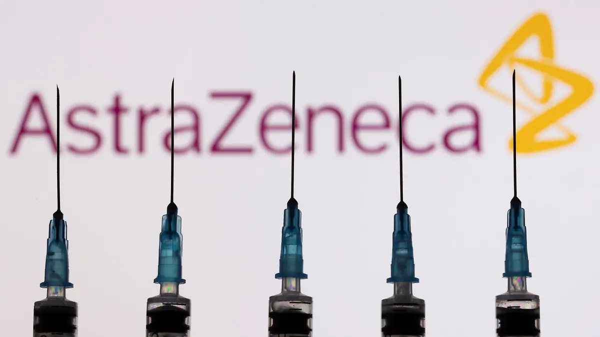 Syringes with needles are seen in front of a displayed AstraZeneca logo in this illustration taken, November 27, 2021. REUTERS/Dado Ruvic/Illustration