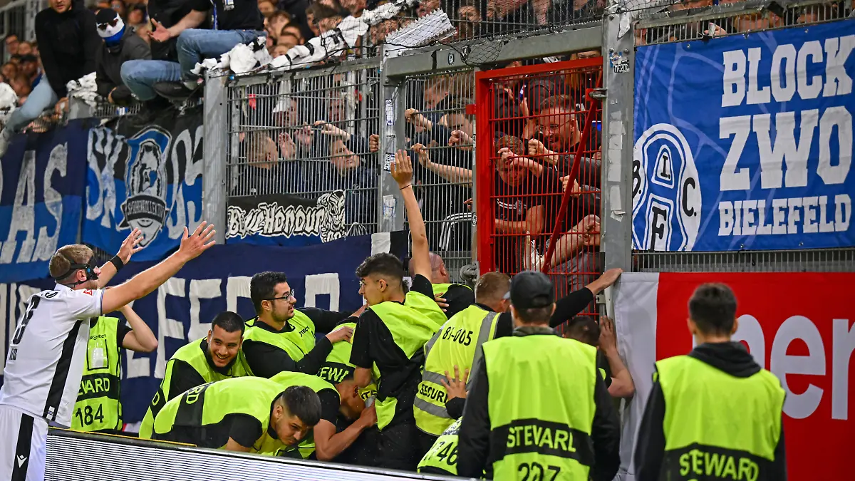 WIESBADEN, GERMANY - JUNE 02: Fabian Klos of Bielefeld tries to calm his supporters during the Second Bundesliga playoffs first leg match between SV Wehen Wiesbaden and DSC Arminia Bielefeld at BRITA-Arena on June 02, 2023 in Wiesbaden, Germany. (Photo by Thomas F. Starke/Getty Images)